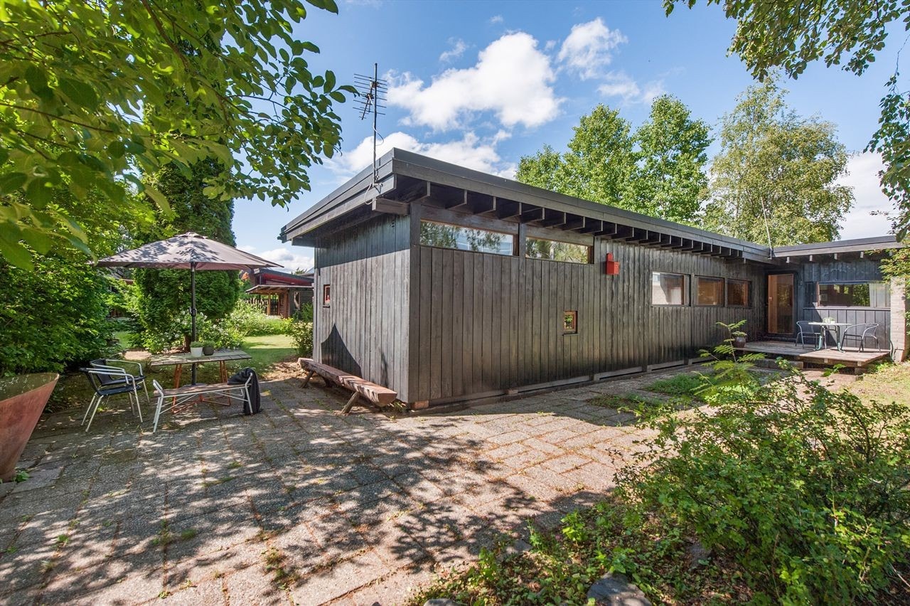 Hellelagt uteplass med morgensol, men hvor du også kan sitte i skyggen på for- og ettermiddag. Her er også adkomst fra hovedsoverommet.. Galleribilde