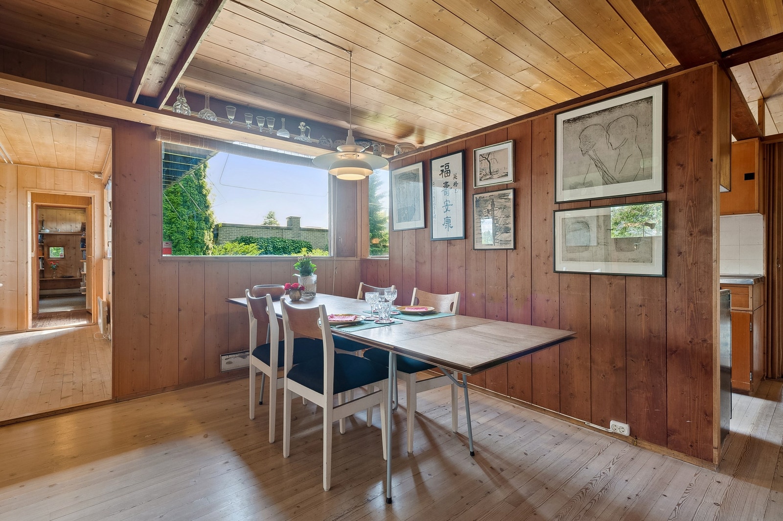 Spiseplassen har god plass til stort spisebord. Adkomst til soveromsfløy. Galleribilde