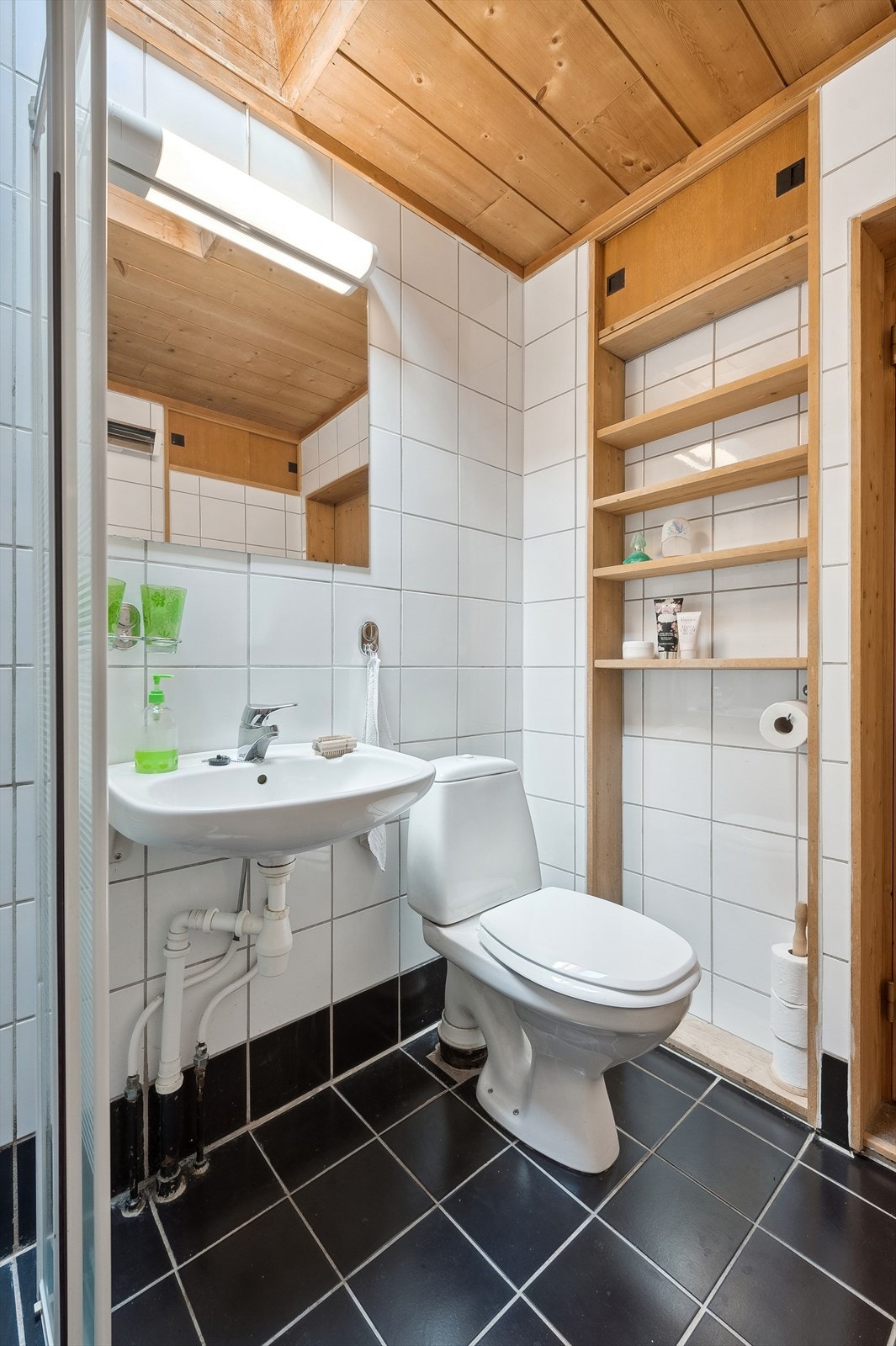 Badet har adkomst fra hovedsoverommet. Det er i tillegg et ekstra toalettrom i tilknytning til entréen. Galleribilde