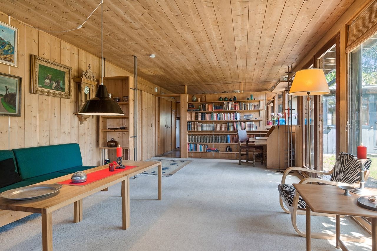 Det er gjennomgående store vinduer vendt inn mot atriumet, noe som bidrar til et fint lysinnfall og en god atmosfære. Galleribilde