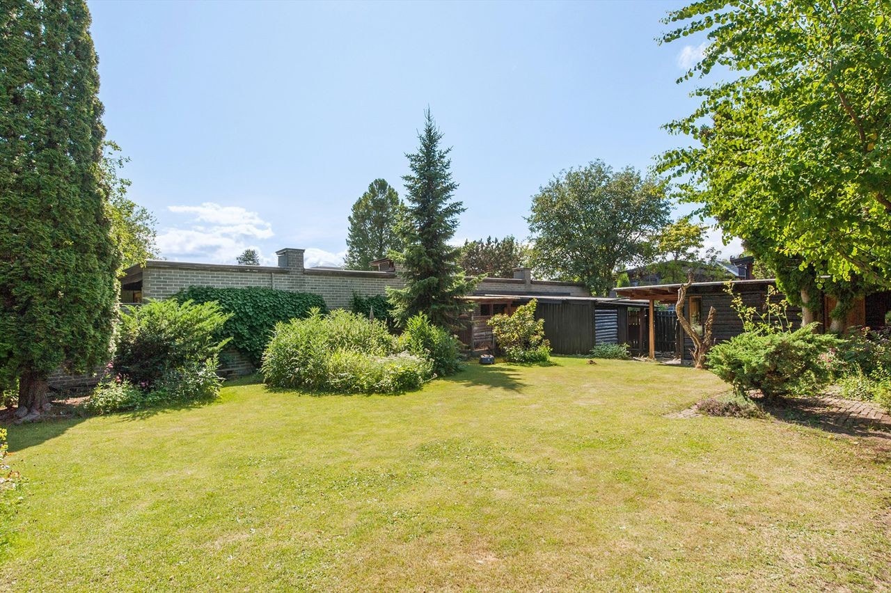 Den pent opparbeide hagen har meget gode solforhold Galleribilde