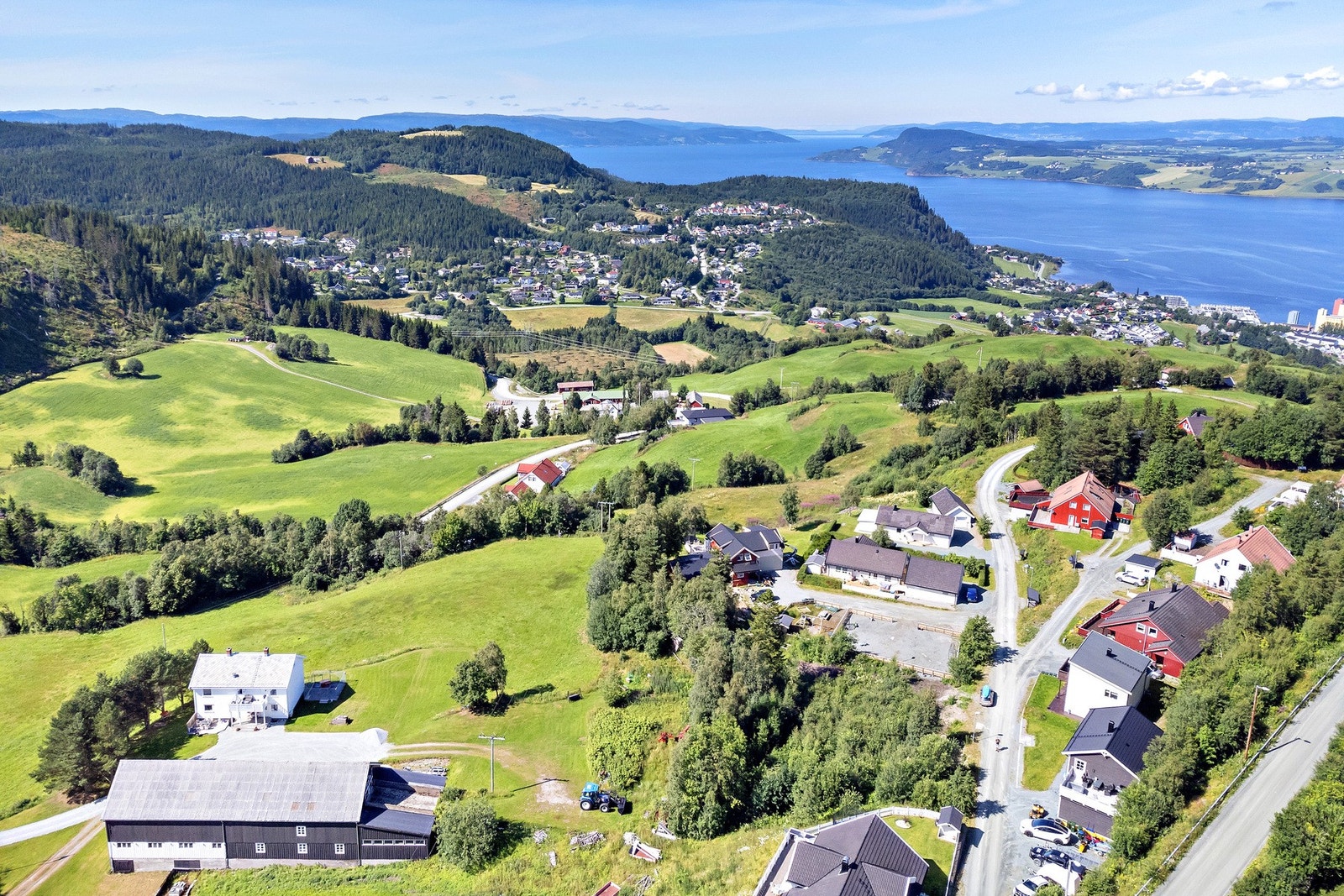 Nært tomten er det en flott grusfotballbane og lekeplass for alle i gaten Galleribilde