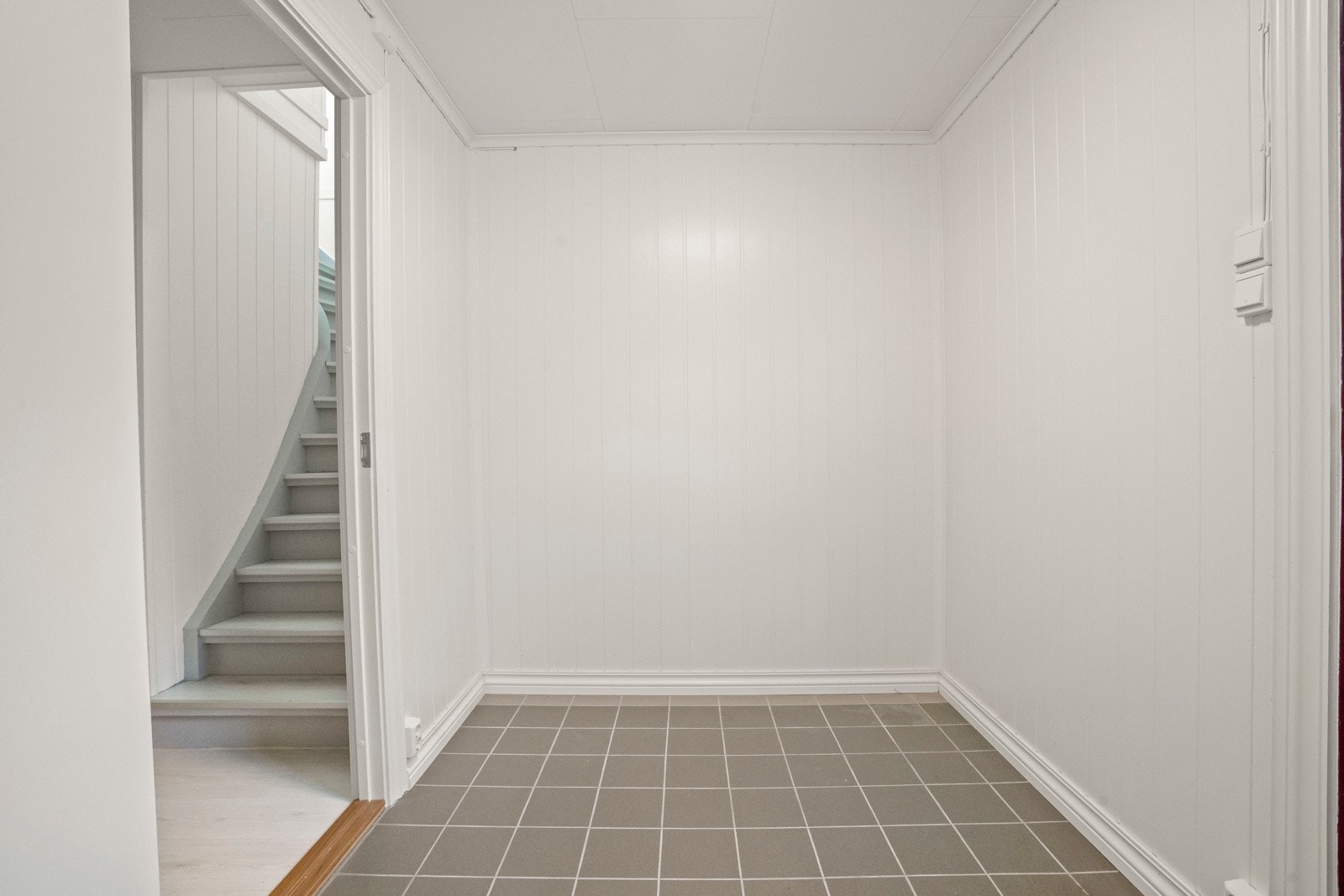 Flislagt entre på hovedplan Galleribilde