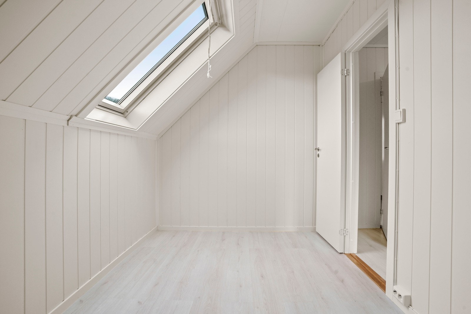 Disponibelt rom på loft med takvindu Galleribilde