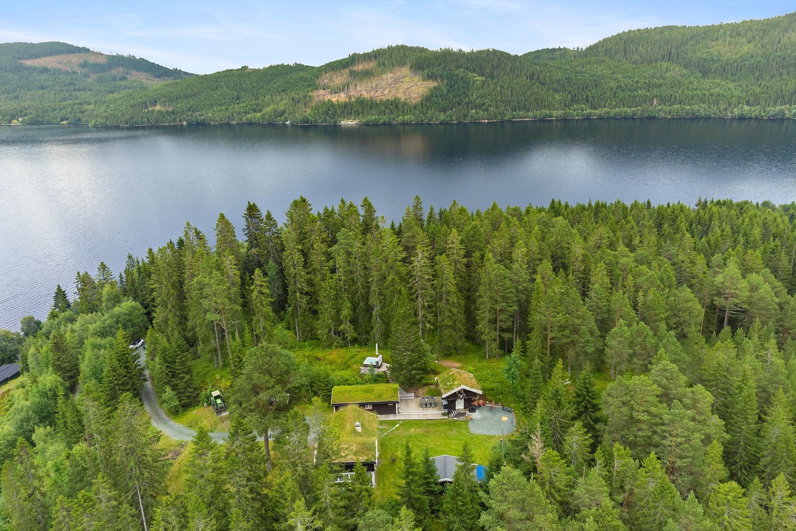 Velkommen til et idyllisk hyttetun med nesten 13 mål tomt, anneks, uthus og stabbur Galleribilde