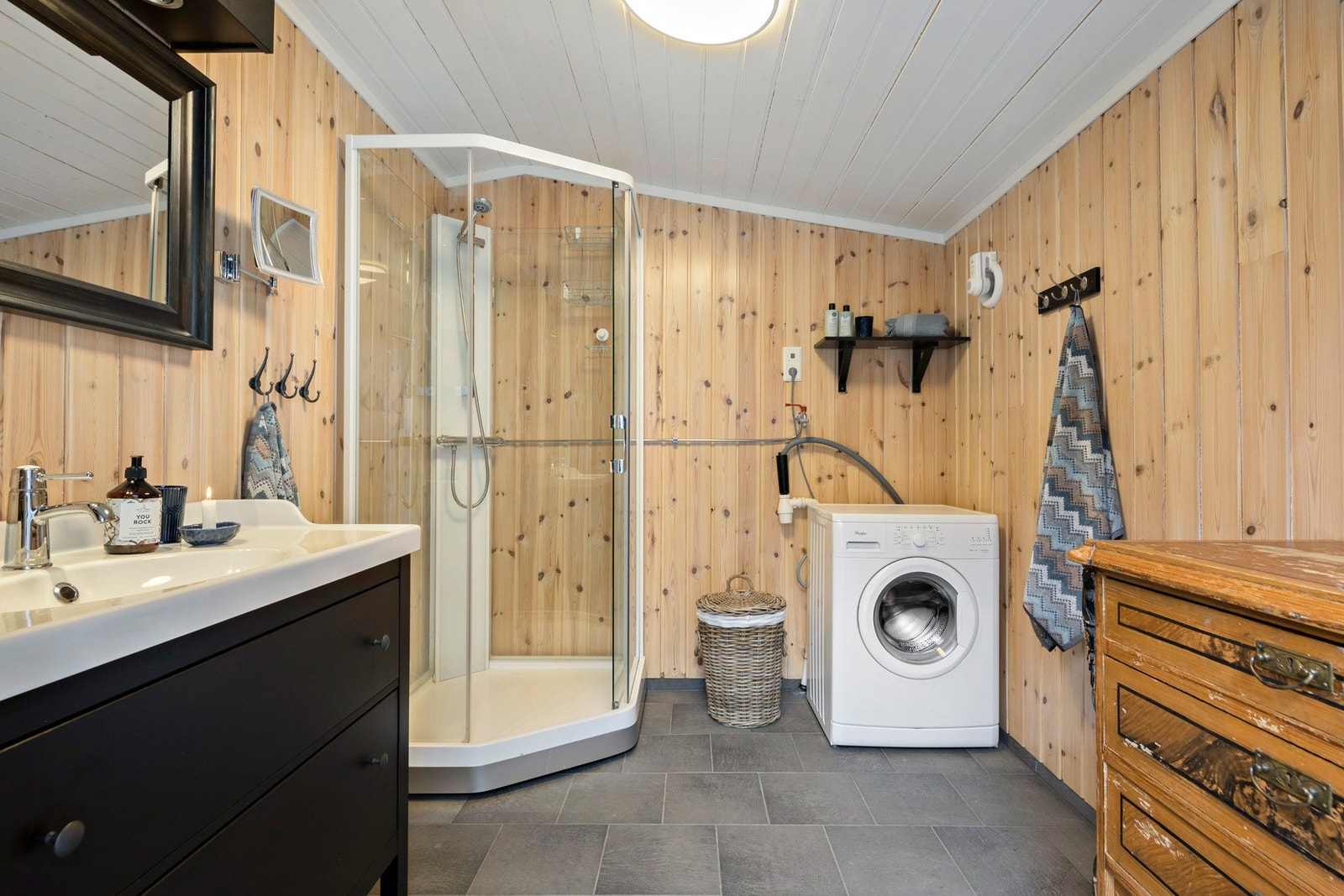 Badet har dusjkabinett og opplegg for vaskemaskin Galleribilde