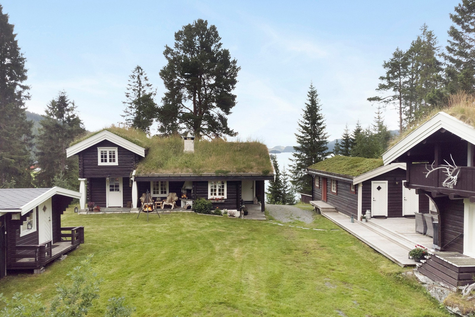 Eiendommen består av hovedhytte, anneks med toalettrom, bad og oppholdsrom/bod, stabbur med to soverom og uthus Galleribilde