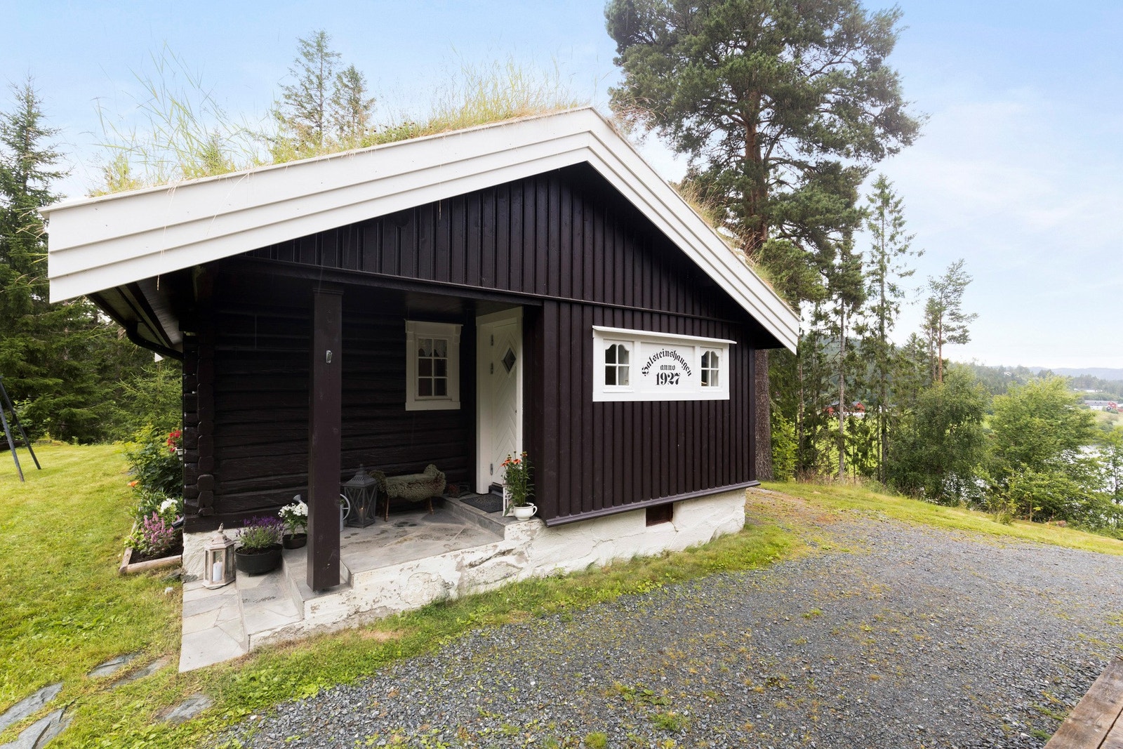 Fin bilvei helt frem til tunet og gode parkeringsmuligheter Galleribilde