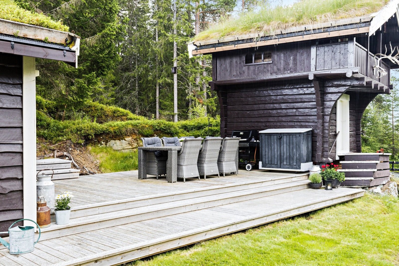 Mellom annekset og stabburet er det en fin platting med trapp opp til jacuzzien Galleribilde
