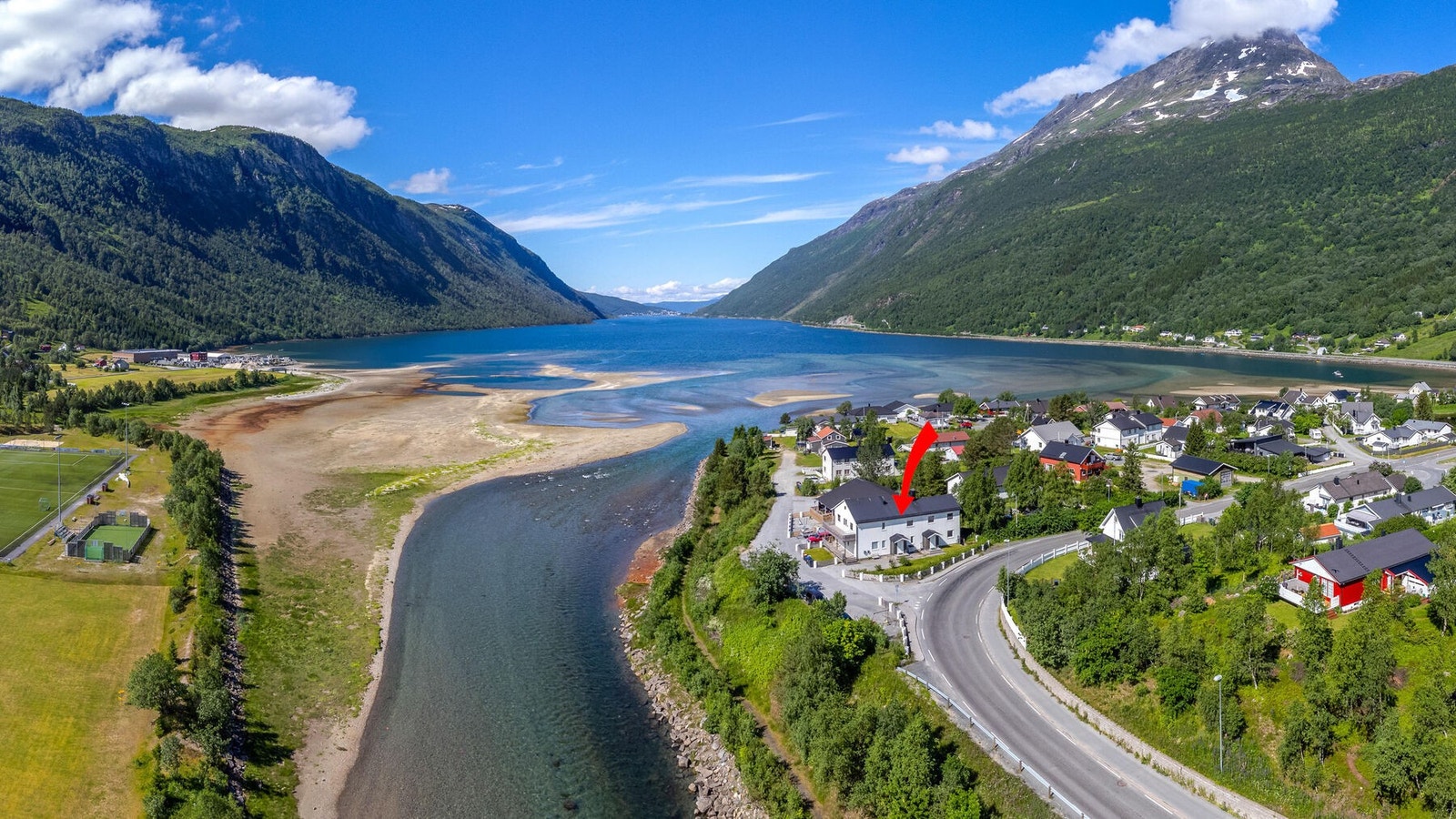 Velkommen til Fjordveien 96B! Romslig leilighet sentralt i Beisfjord med fire soverom. Flott utsikt, gode solforhold og kort vei til skole, strand og idrettsanlegg. Galleribilde
