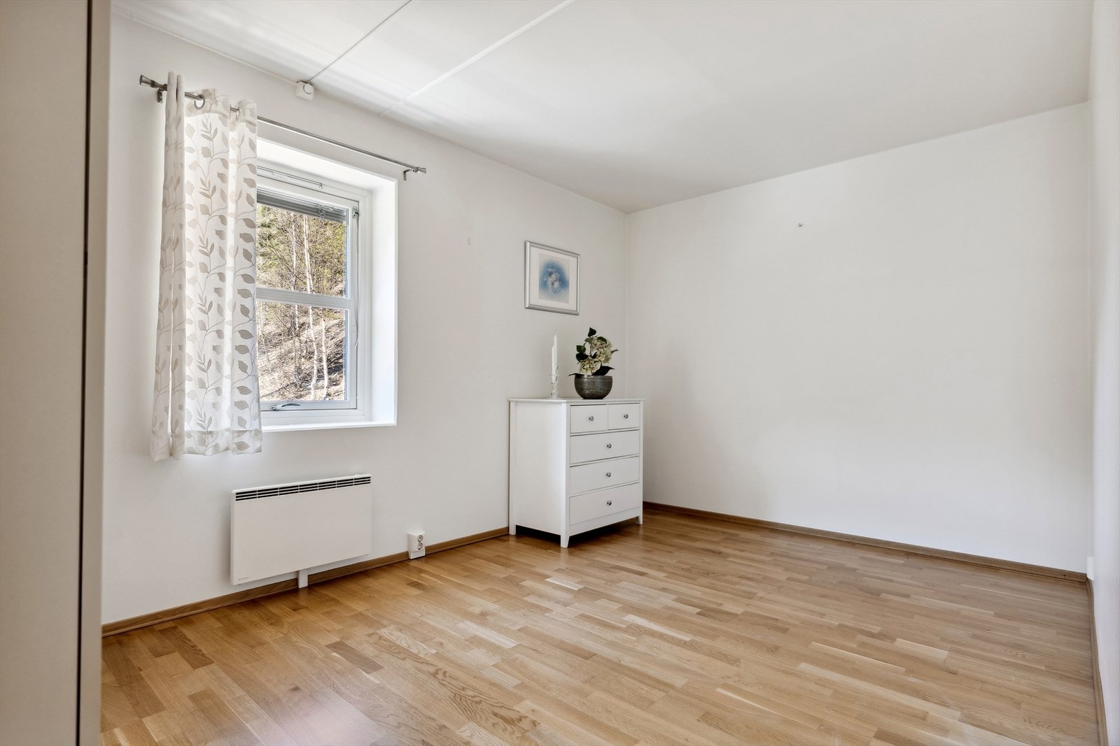 Lyst og fint gjesterom. Galleribilde
