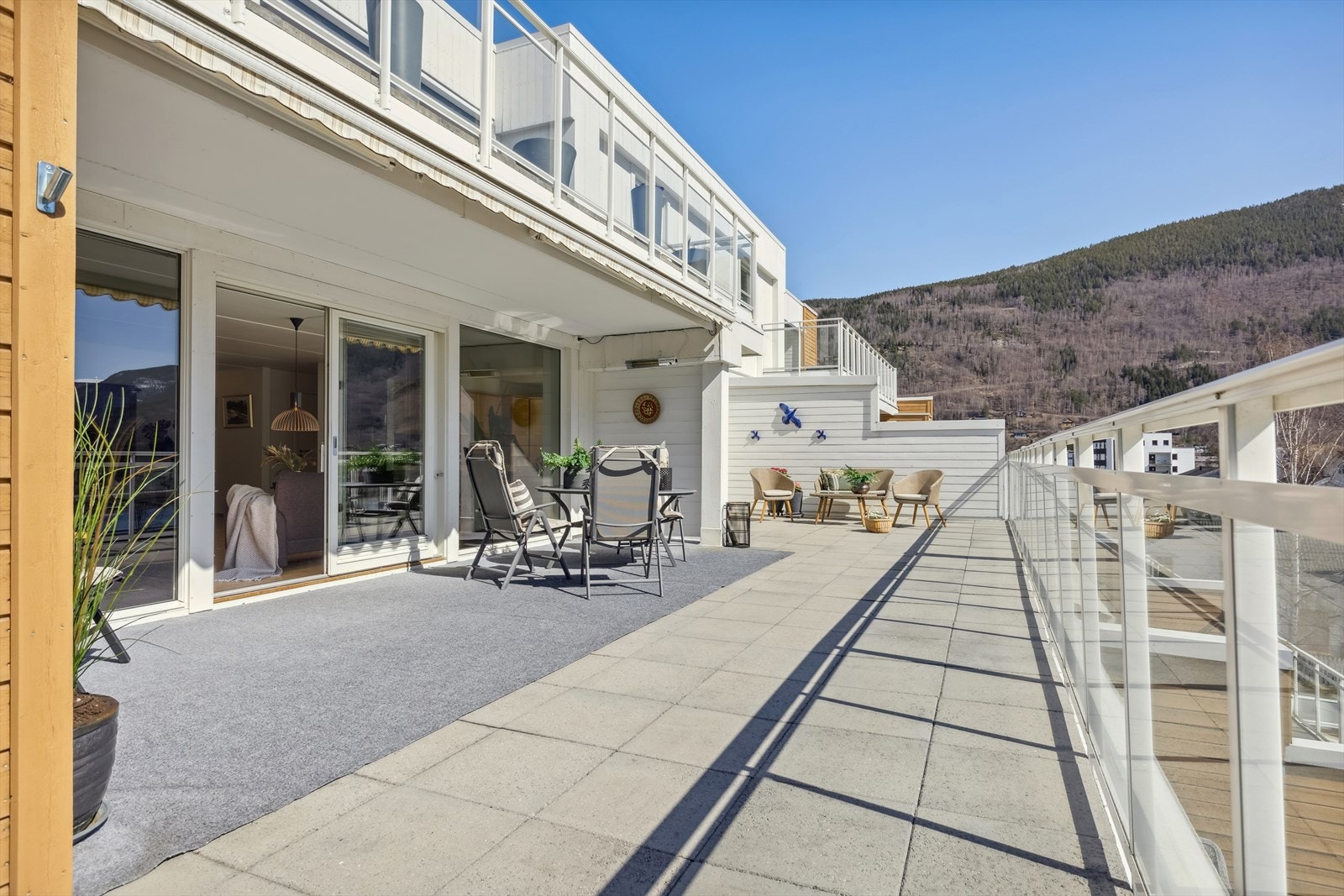 Med så god plass er det mange muligheter for møblering av terrassen. Galleribilde