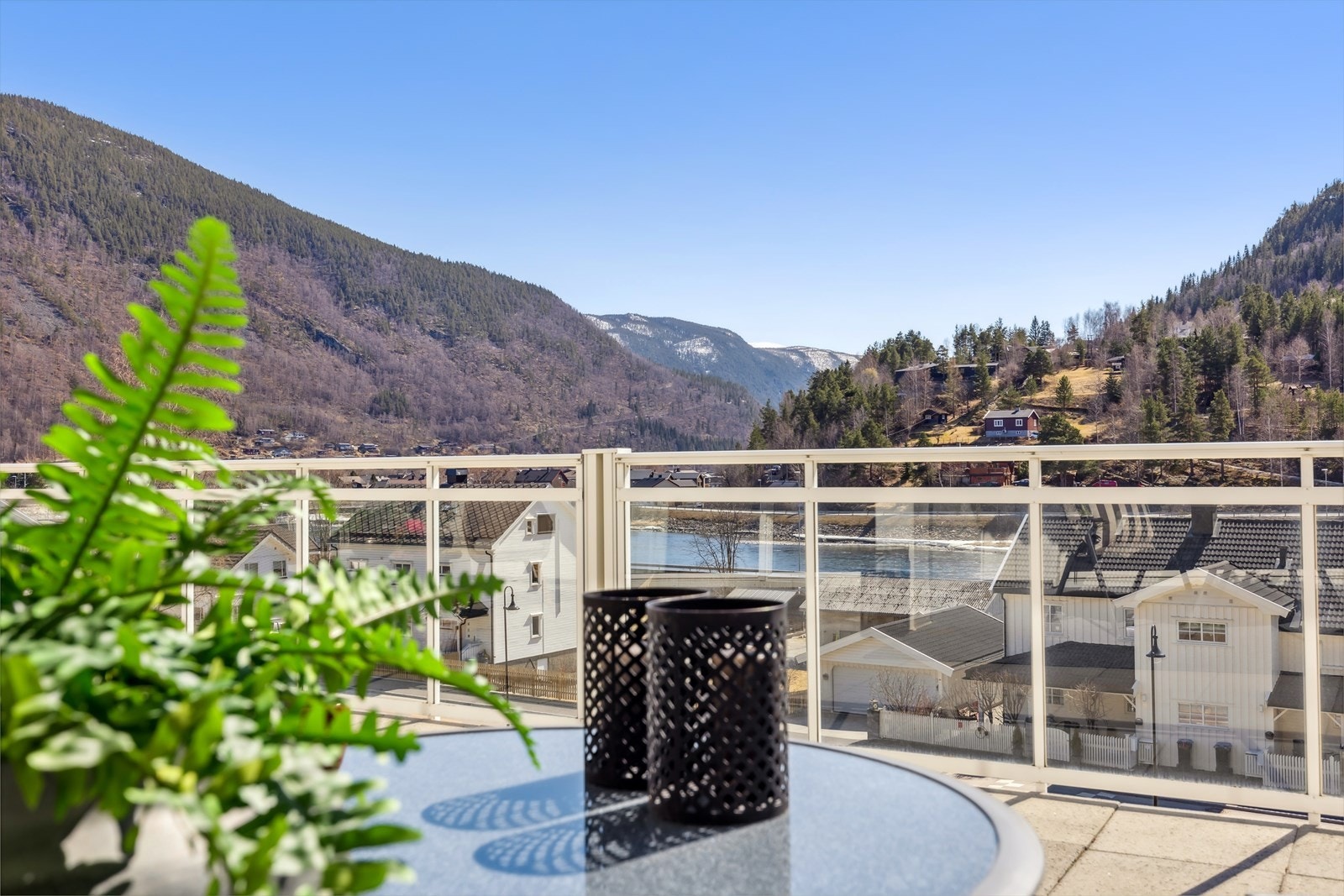 Sørvendt terrasse - flott utsikt. Galleribilde
