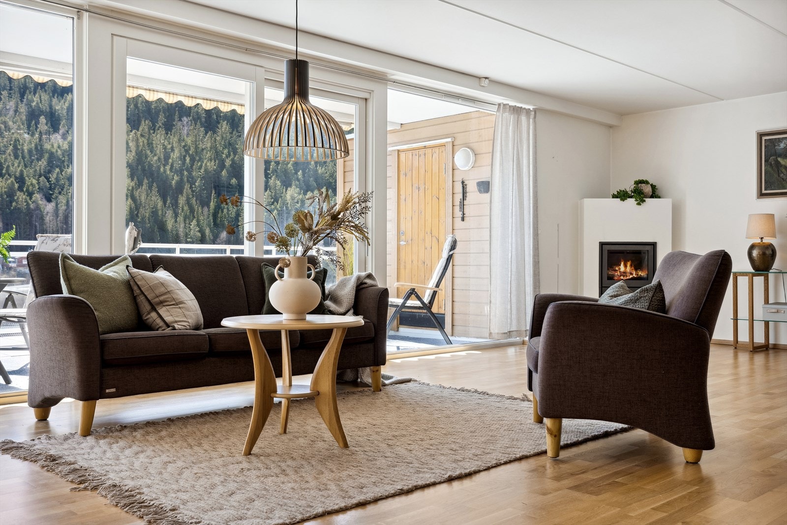 Lys og fin stue - gasspeis. Galleribilde