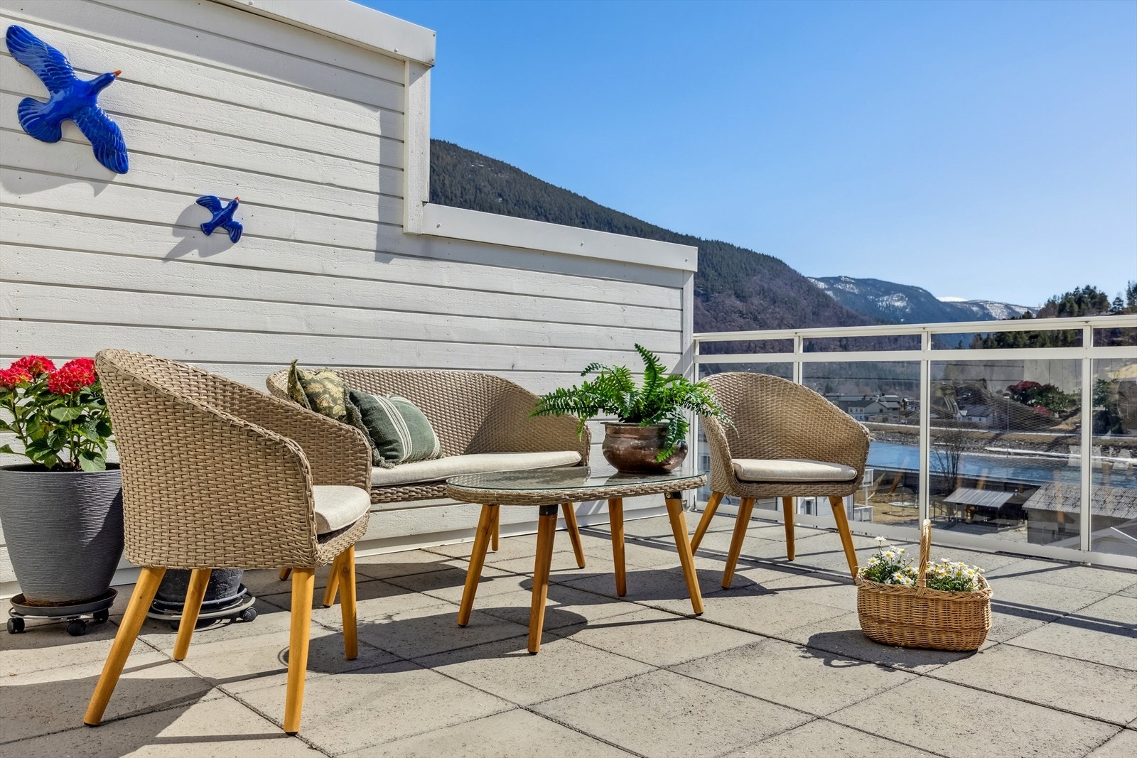 Stor, romslig og flott terrasse. Galleribilde