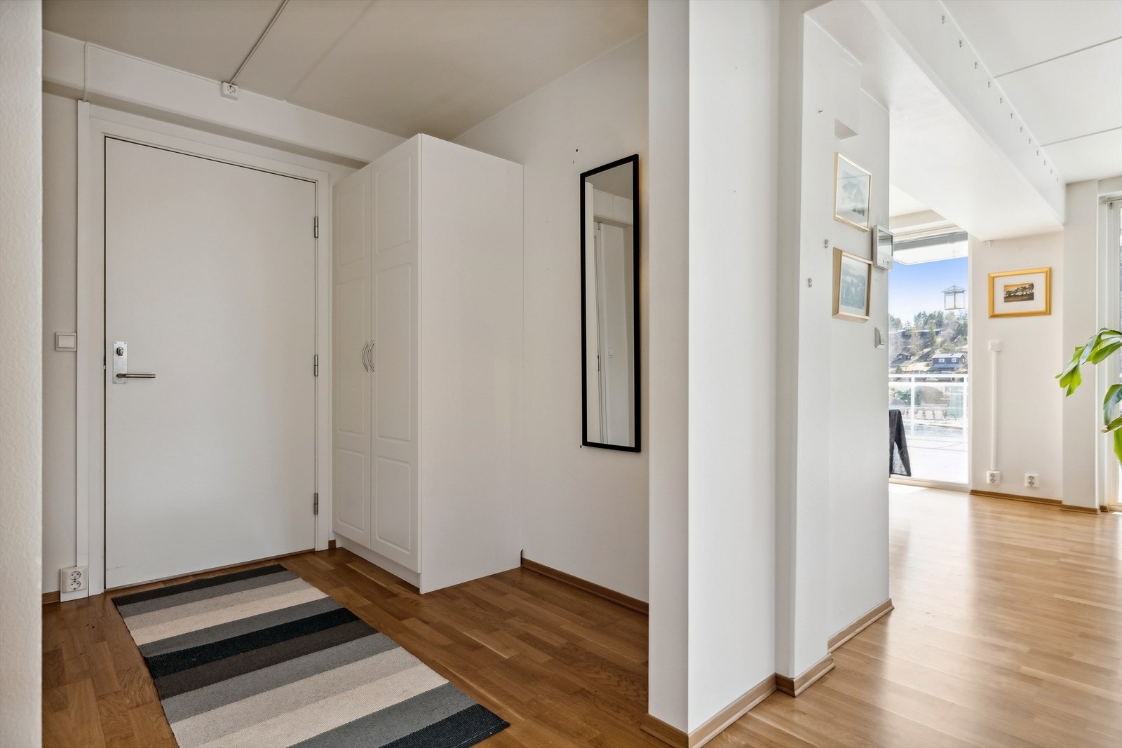 Lyst og fint entreområde. Galleribilde