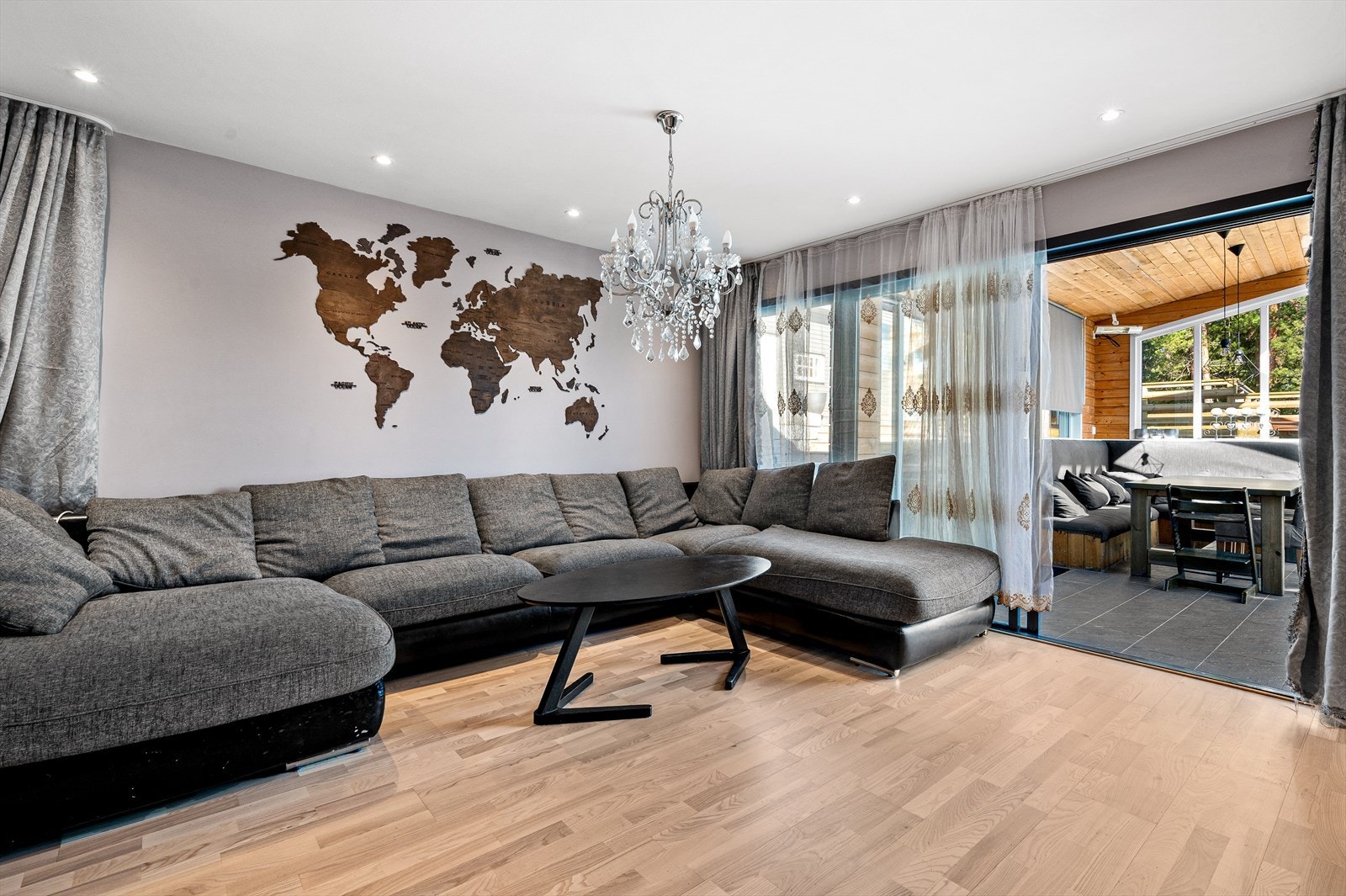 Lys og romslig stue med store vindusflater som slipper inn rikelig med naturlig dagslys. Galleribilde