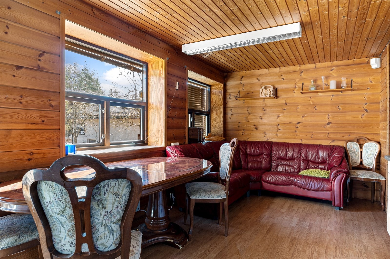 Spisegruppe og sitteplass i tilknytning kjøkkenet. Galleribilde