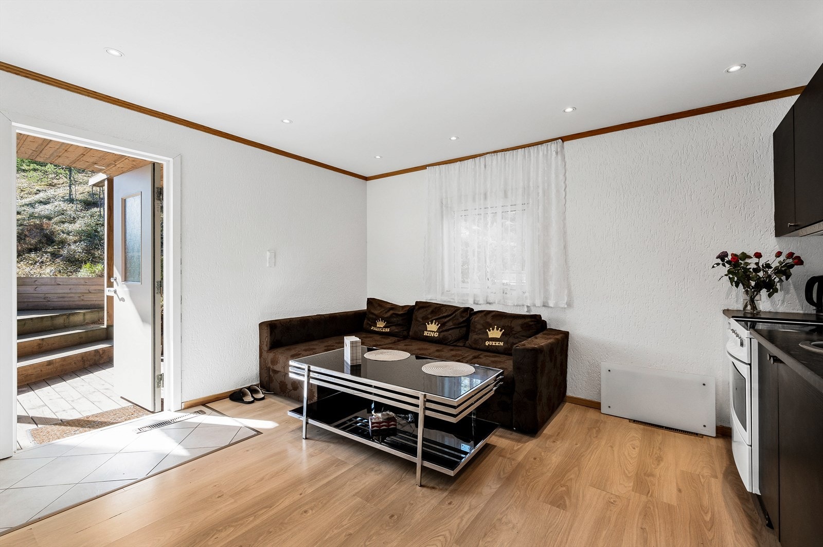 Trivelig stue med plass for sofagruppe, tv-møblement og bord. Galleribilde