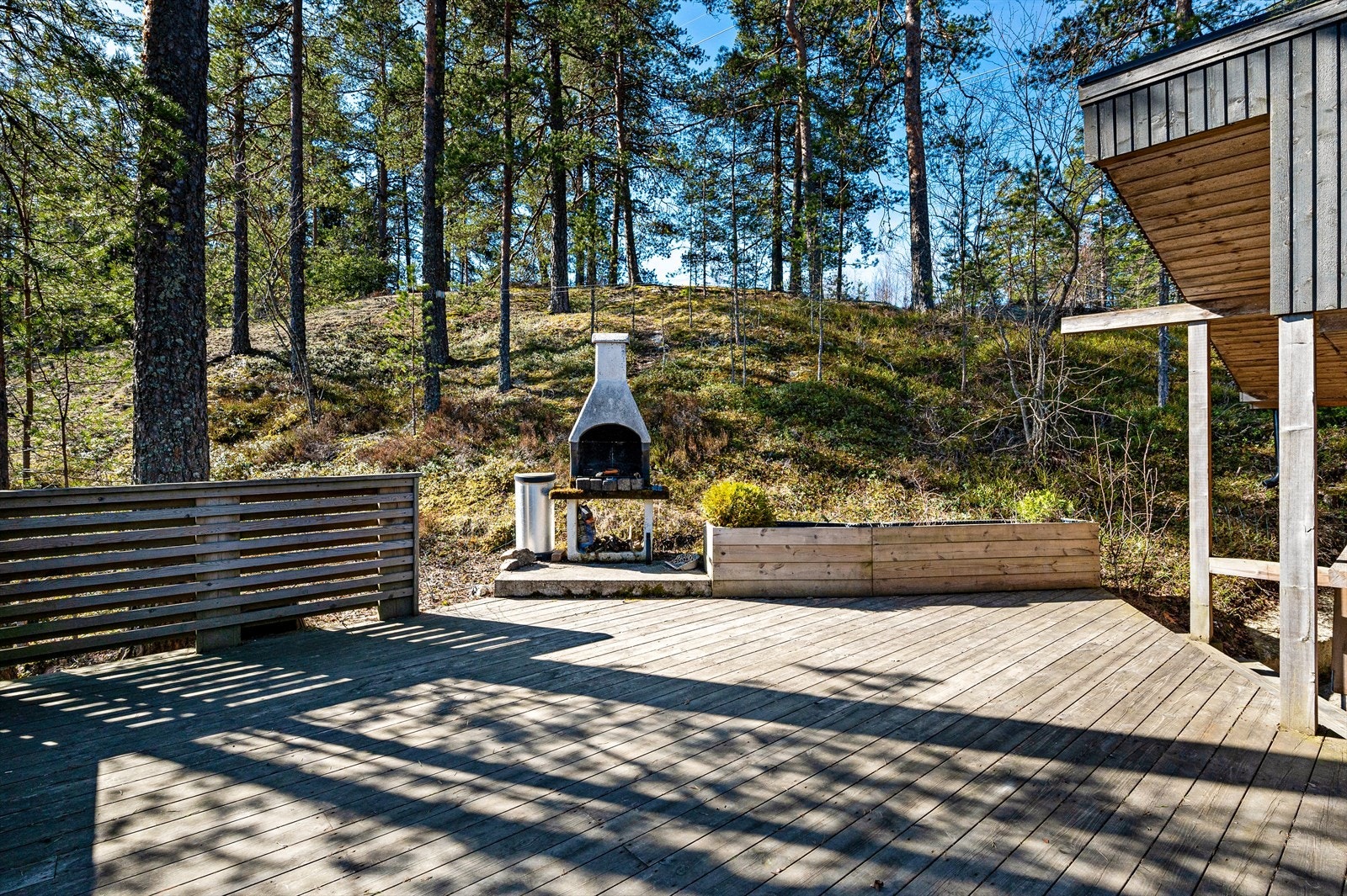 Stor terrasse med plass til utemøblement og grill. Galleribilde