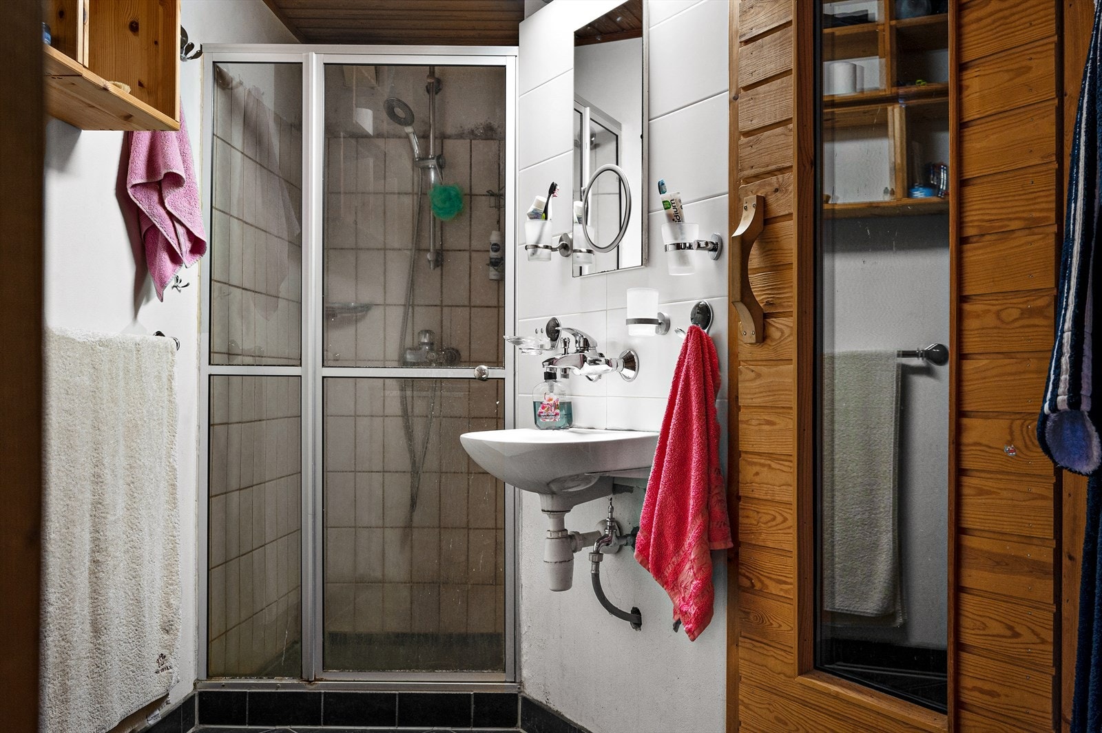 Flislagt gulv med varmekabler, fliser og malte flater på vegger, panel i himling, servant, dusj hjørne med glassdør, belysning, Galleribilde