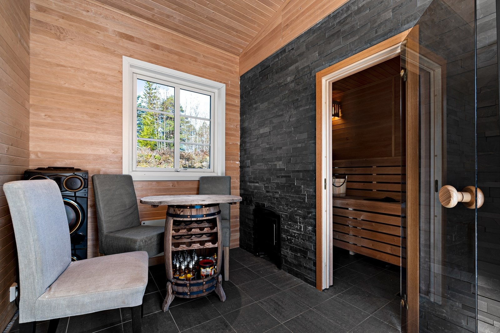 Flislagt hvilerom og badstue. Galleribilde