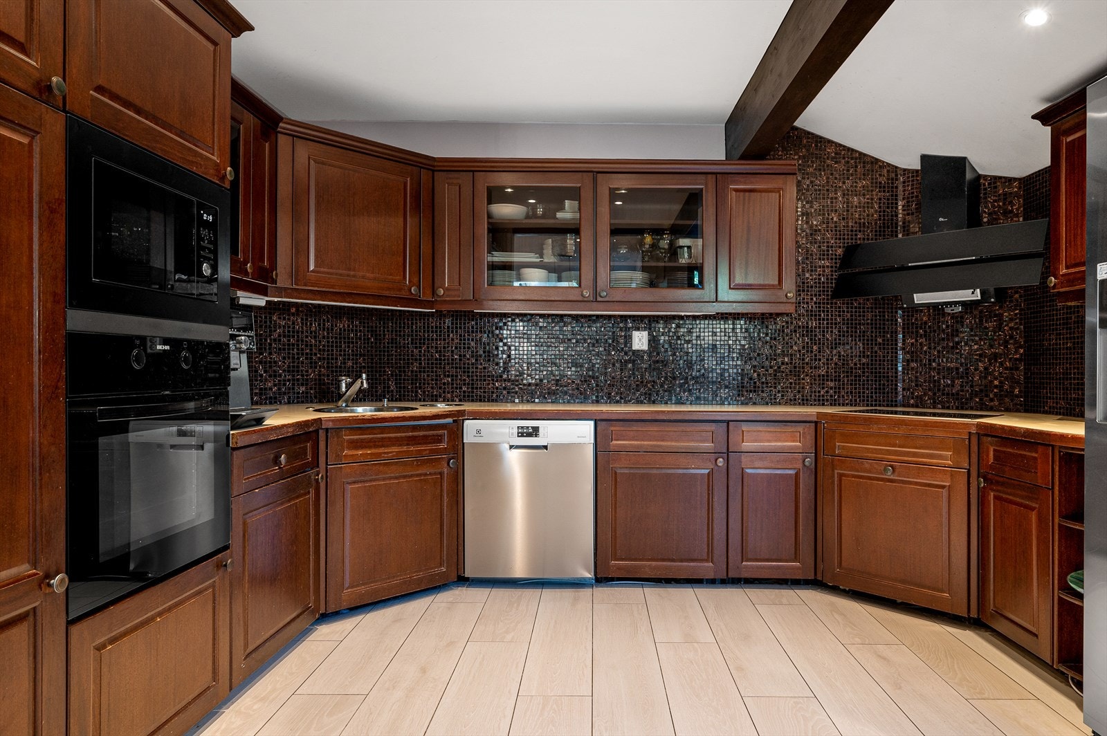 Stort separat kjøkken har godt med skap- og benkeplass. Galleribilde