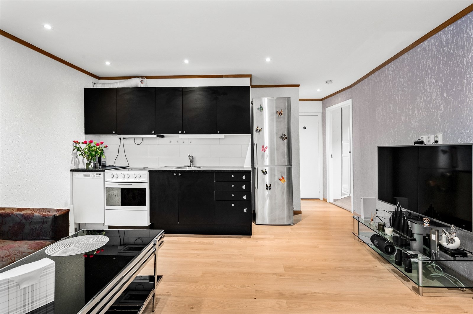 Foliert glatt innredning, fliser over benk, armatur under overskap,
laminat benkeplate med nedfelt stålkum, vannstoppesystem, komfyr
med keramisk topp, nisje for kjøl/frys, oppvaskmaskin. Galleribilde