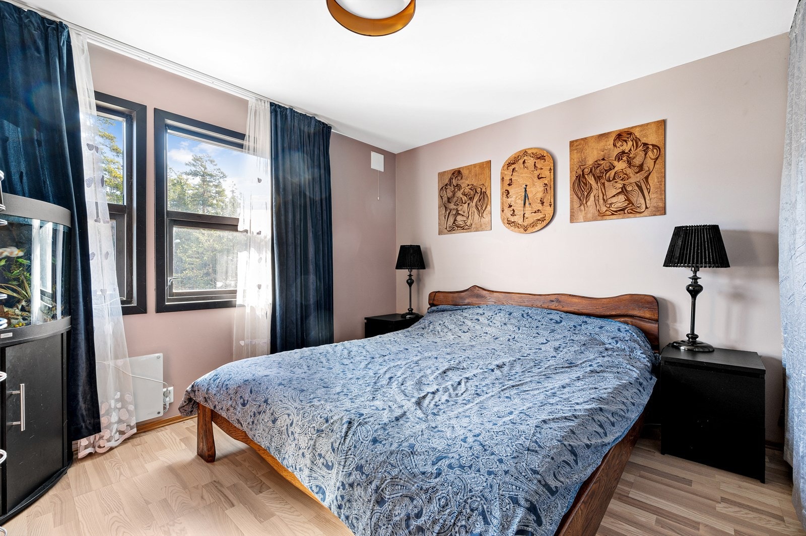 Hovedsoverommet er av god størrelse med plass for dobbeltseng, garderobe og tilhørende nattbord. Galleribilde