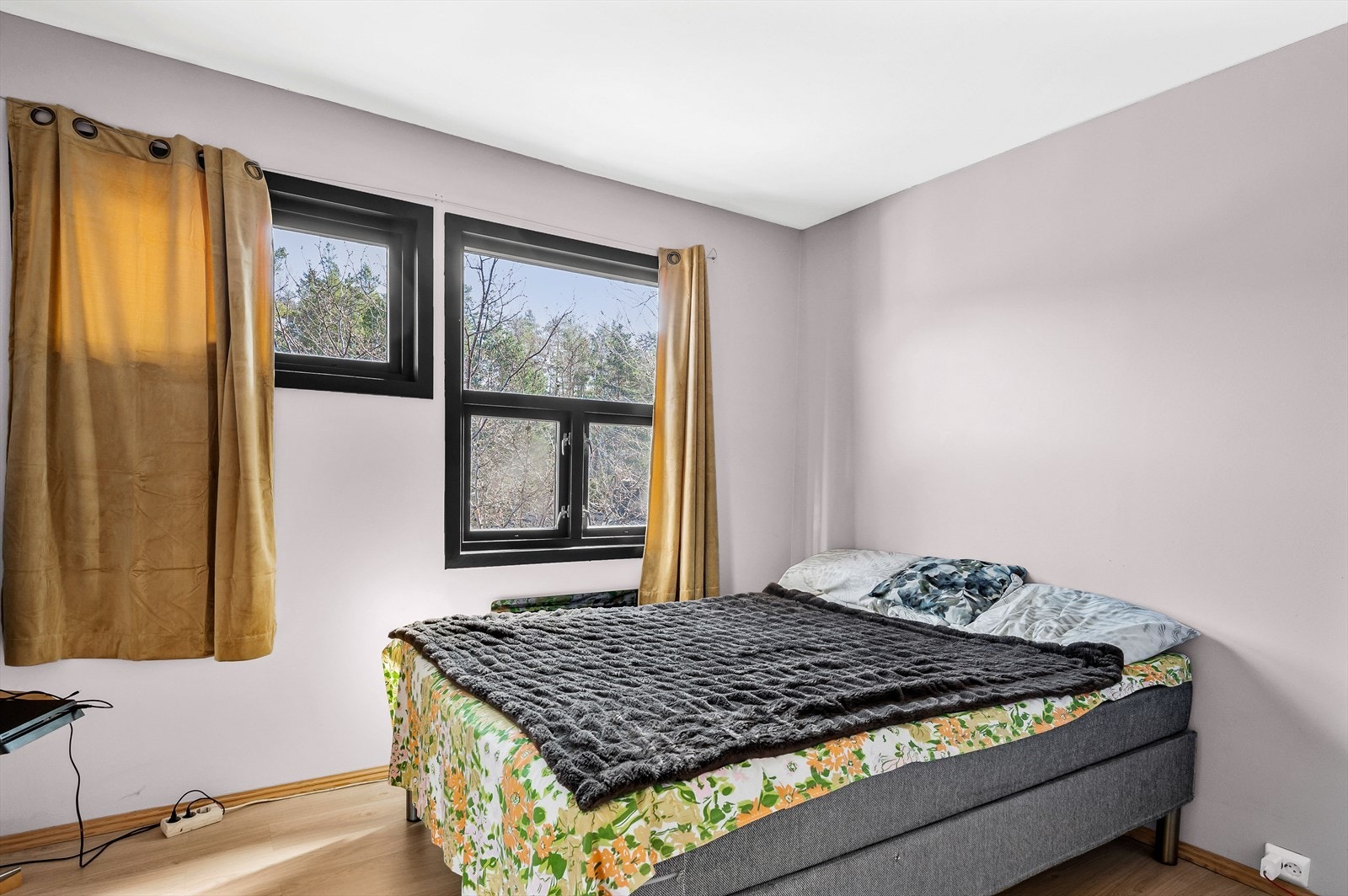 Hovedsoverommet er av god størrelse og har plass til dobbeltseng og garderobe. Galleribilde