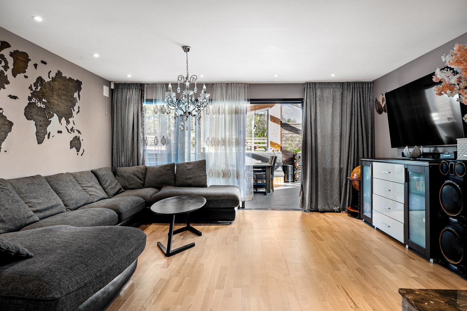 Fra stuen er det direkte utgang til innglasset hagestue på hele 25kvm. Galleribilde