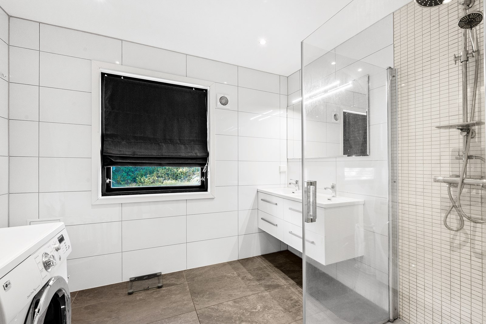 Flislagt bad fra 2018 med varmekabler, elektrisk avtrekk, vindu, opplegg for vaskemaskin og tørketrommel, dobbel servant med innredning, dusj hjørne med mosaikk, nedsenk og innfellbare glassdører. Galleribilde