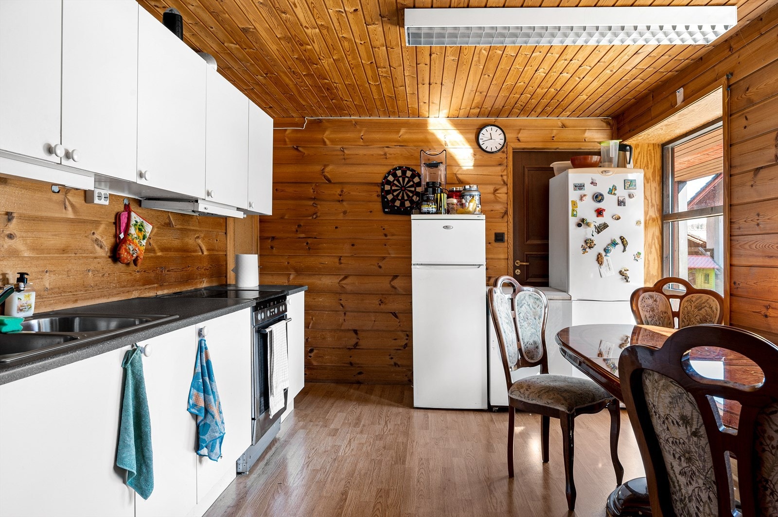 Foliert glatt innredning, laminat benkeplate med nedfelt stålkum,
komfyr med keramisk topp, kjøl/frys, armatur under overskap. Galleribilde