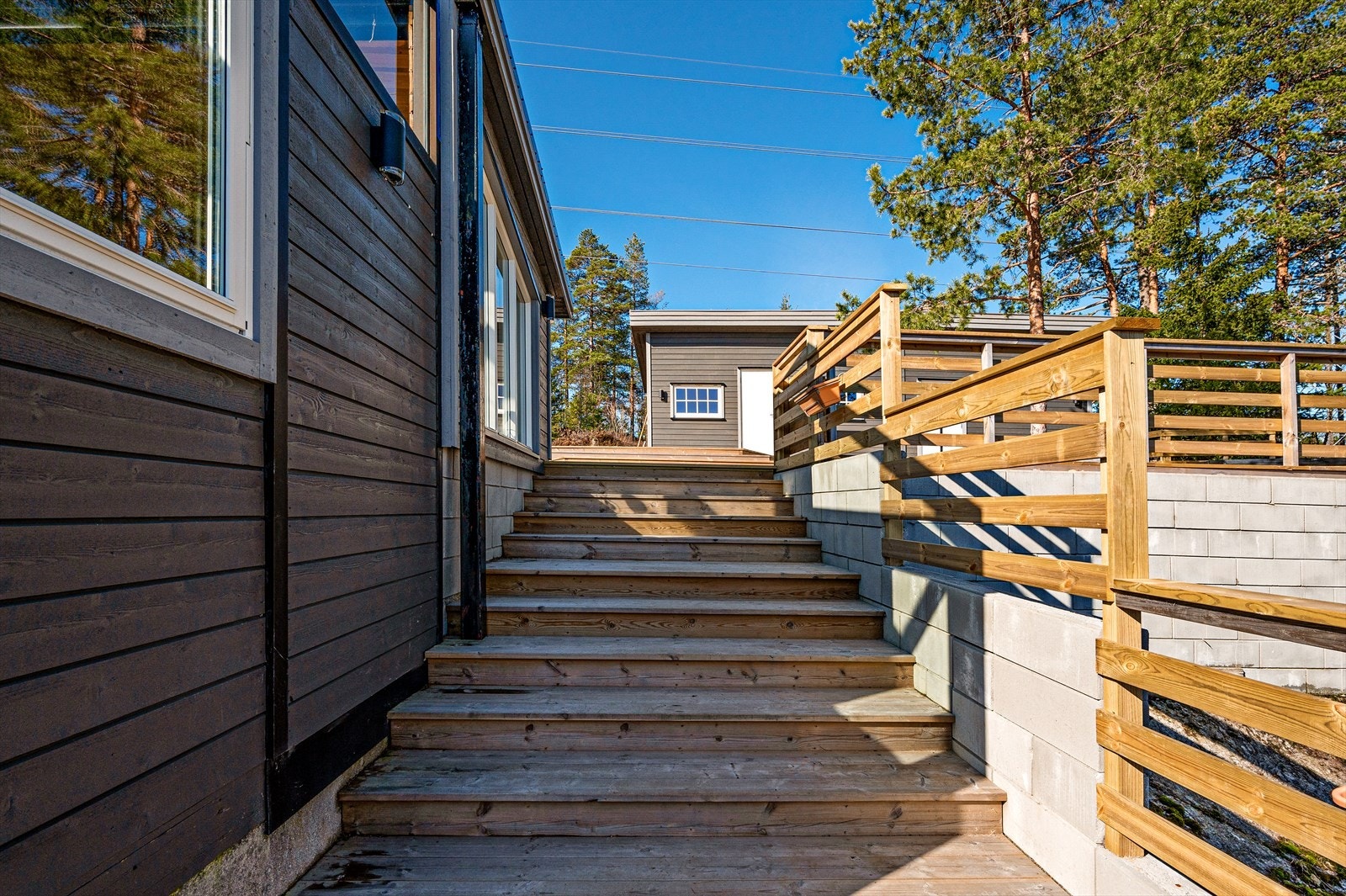 Videre går veien til påbygd anneks. Galleribilde