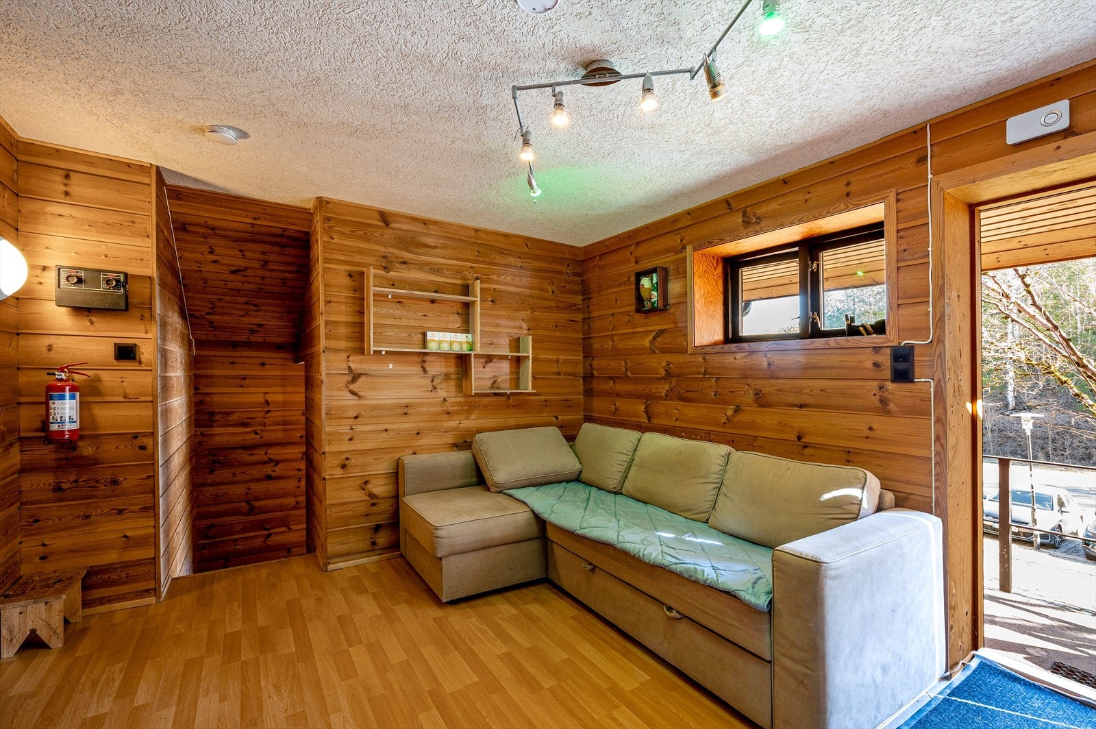 Entrè/innredet stue. Galleribilde