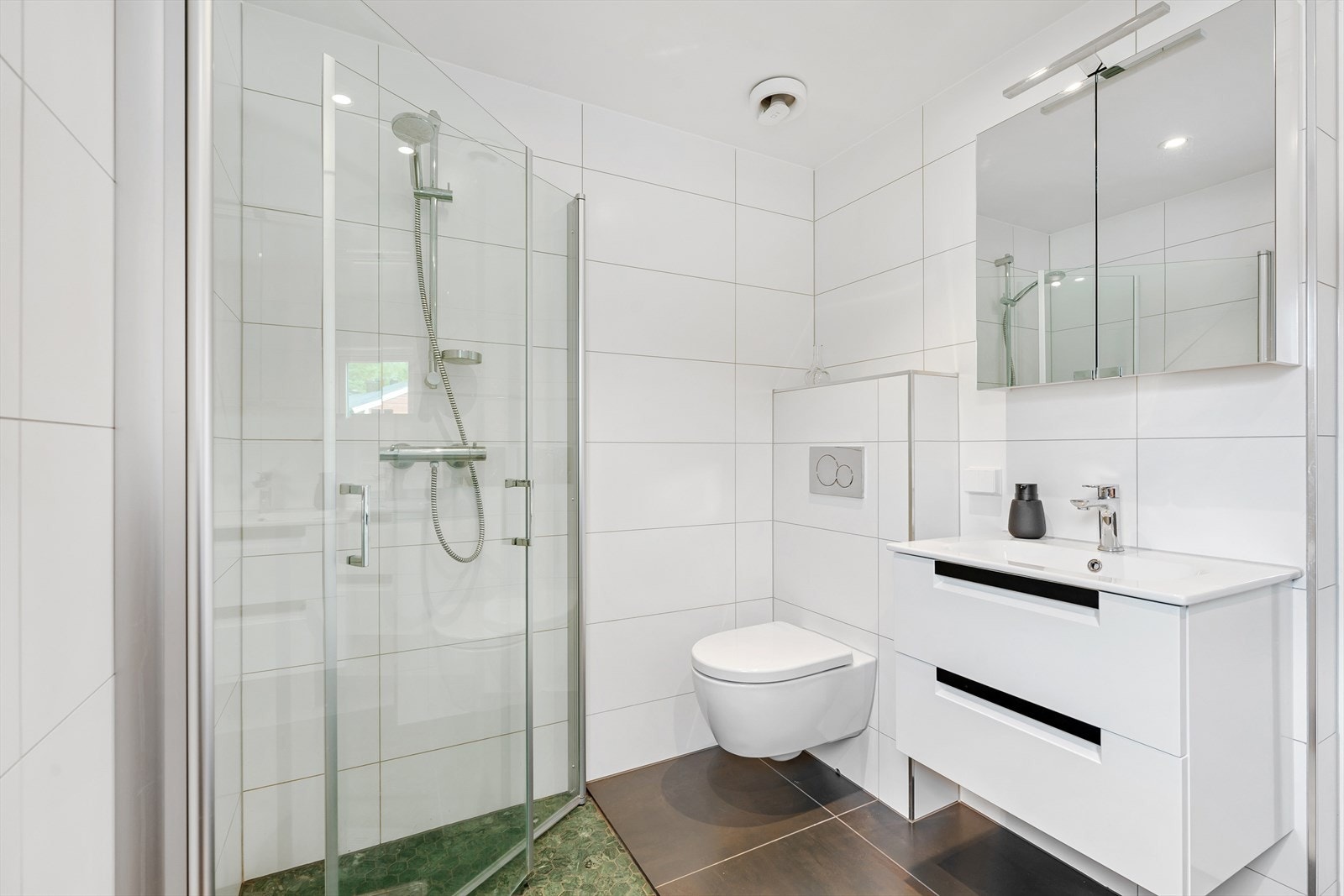 Varmekabler i gulv, vegghengt toalett og downlights i tak. Galleribilde