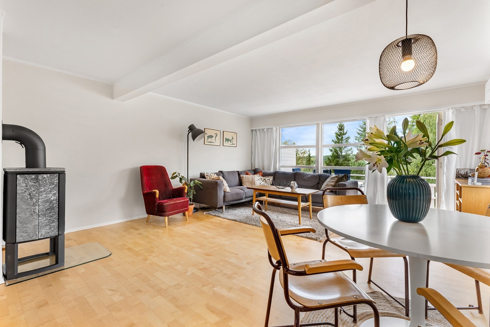 Lyst og fint med store vindusflater Galleribilde