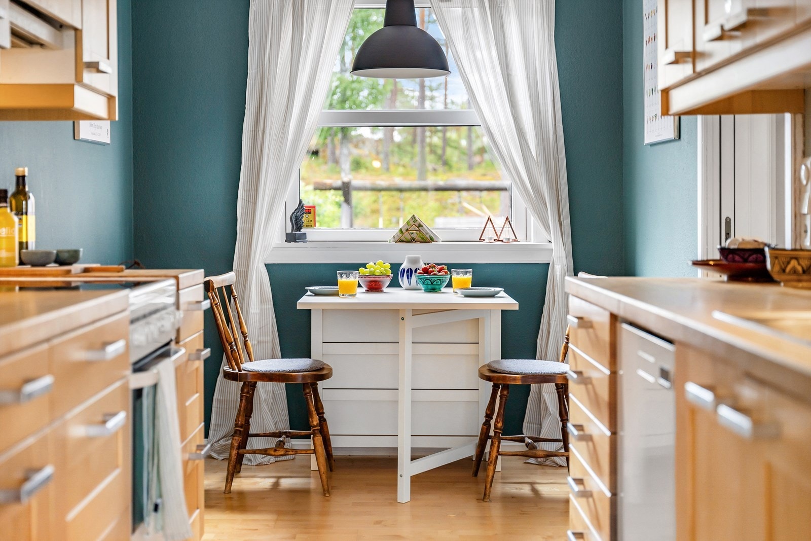 Hyggelig plass til spisebord ved vinduet Galleribilde