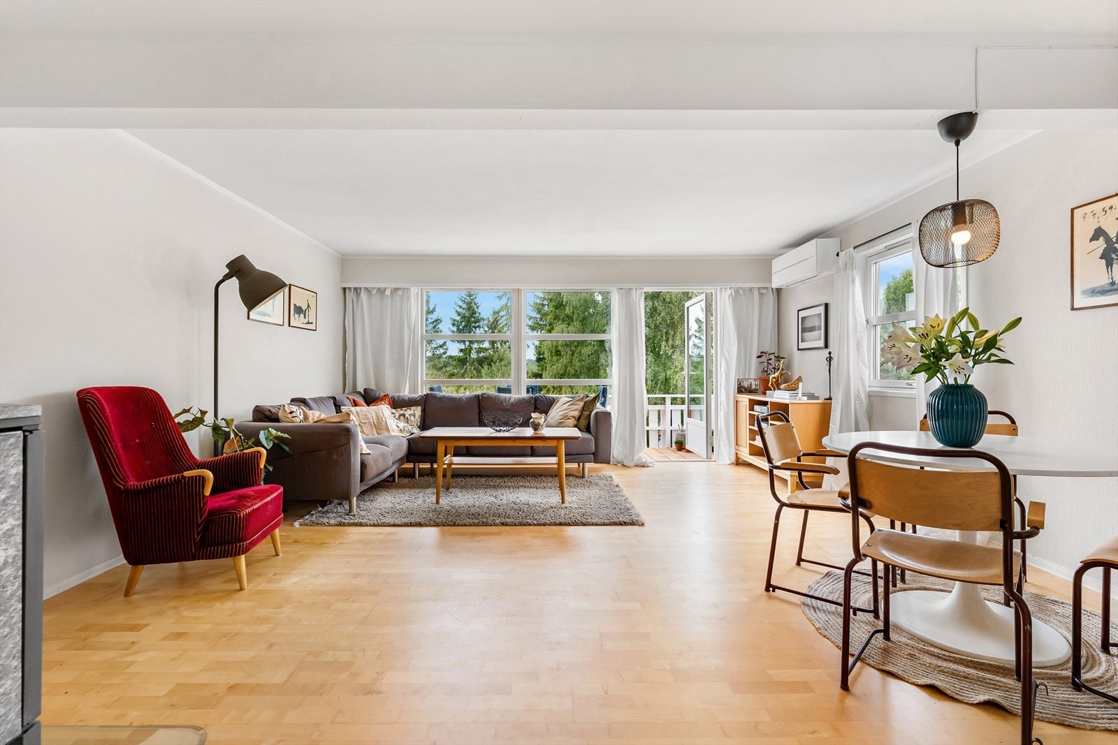 Stue med utgang til vestvendt terrasse Galleribilde