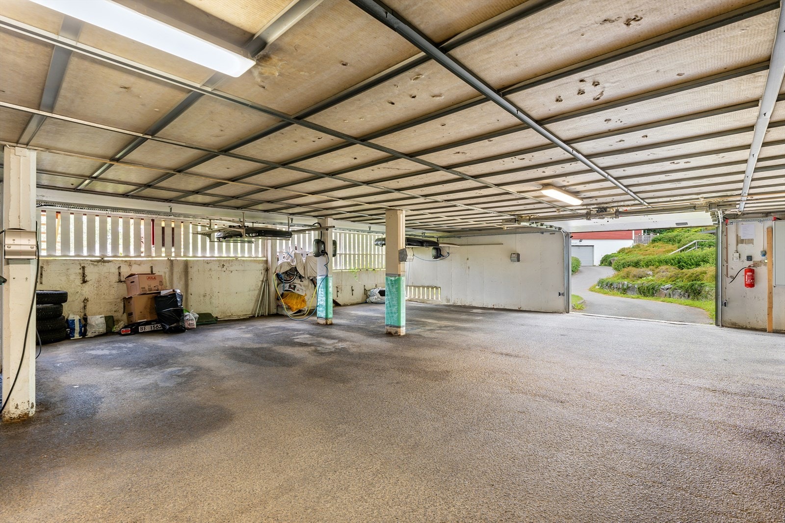 Garasjeplass med elbil-lader i felles garasjeanlegg Galleribilde