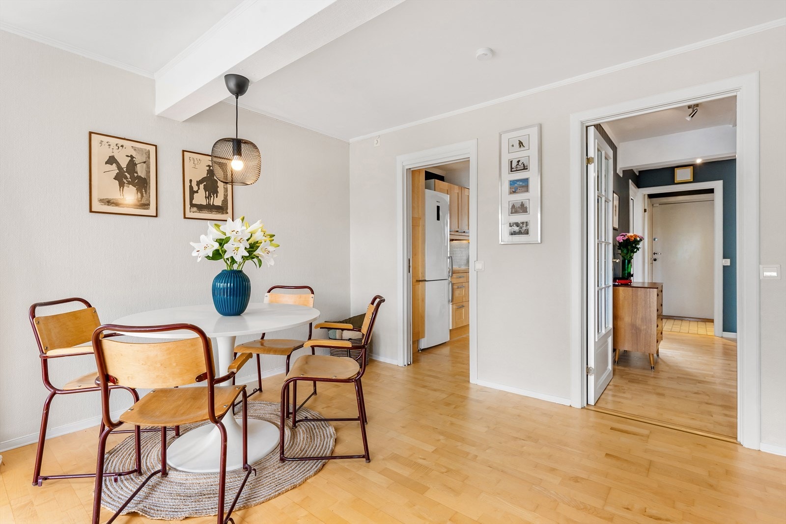 Spisebord naturlig og praktisk plassert ved inngangen til kjøkkenet Galleribilde