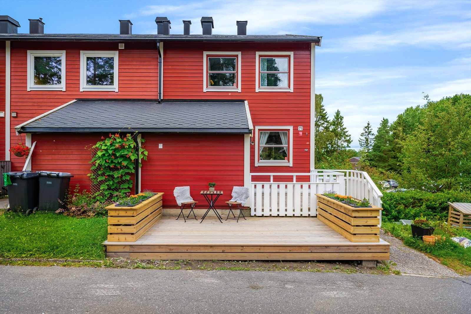 Morgensol på platting ved inngangspartiet. Galleribilde