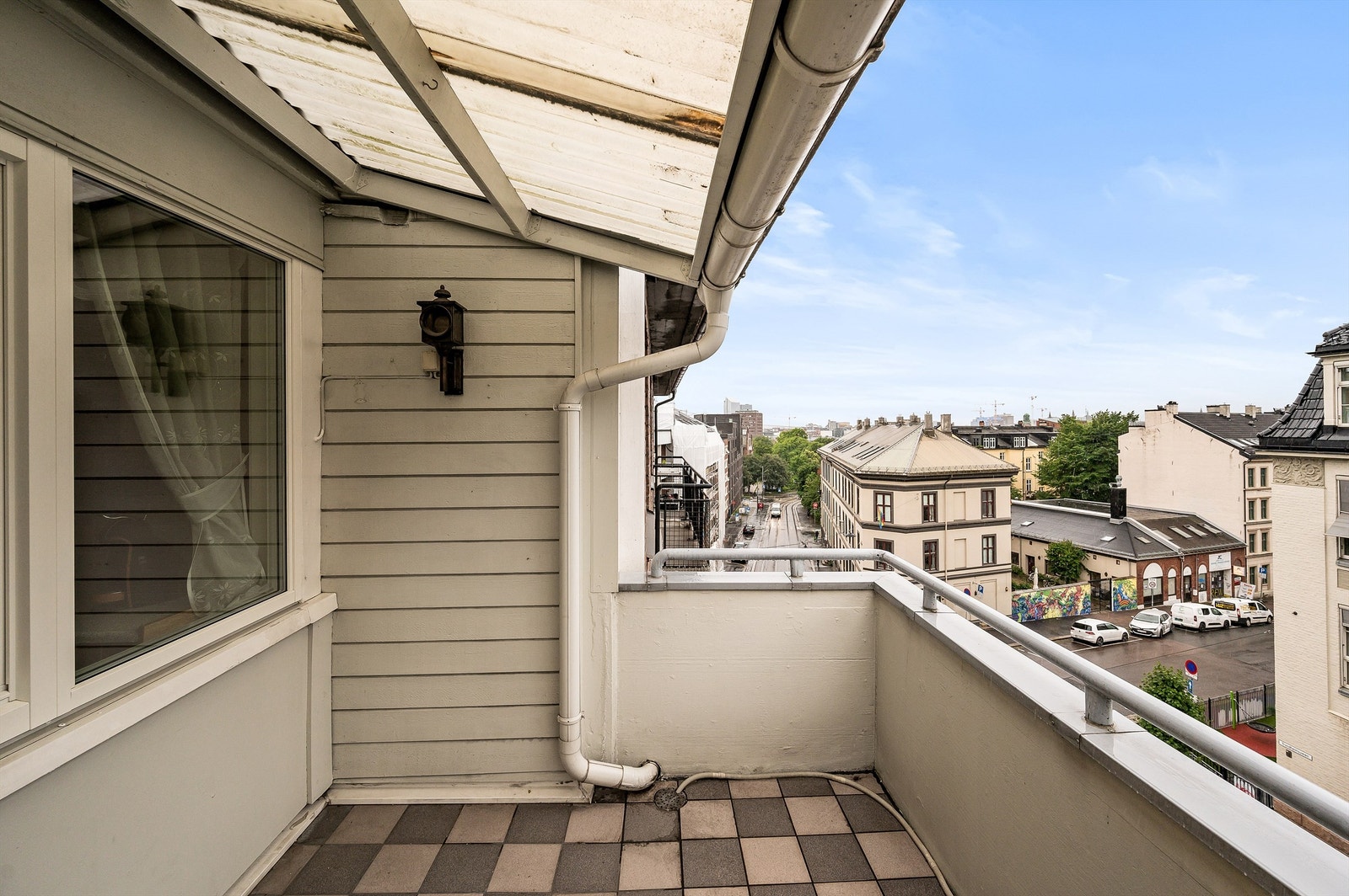 Balkongen er vendt mot vest og har svært gode solforhold, ca. kl 12 til 18 på sommerstid. Iht
selger er det også sol på balkongen vinterstid. Galleribilde