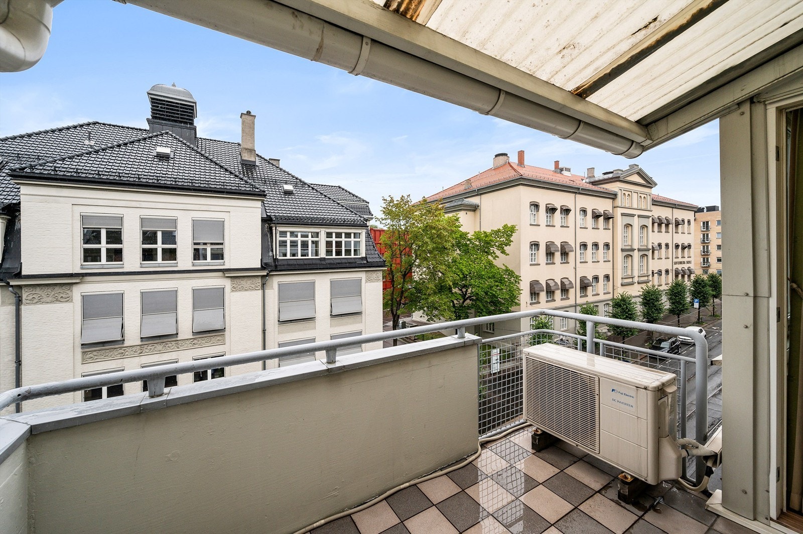 Leiligheten ligger høyt oppe og balkongen oppleves dermed lys og luftig. Balkongen har god størrelse på ca. 6 m2, og det er plass til sofagruppe, grill og beplantning. Galleribilde