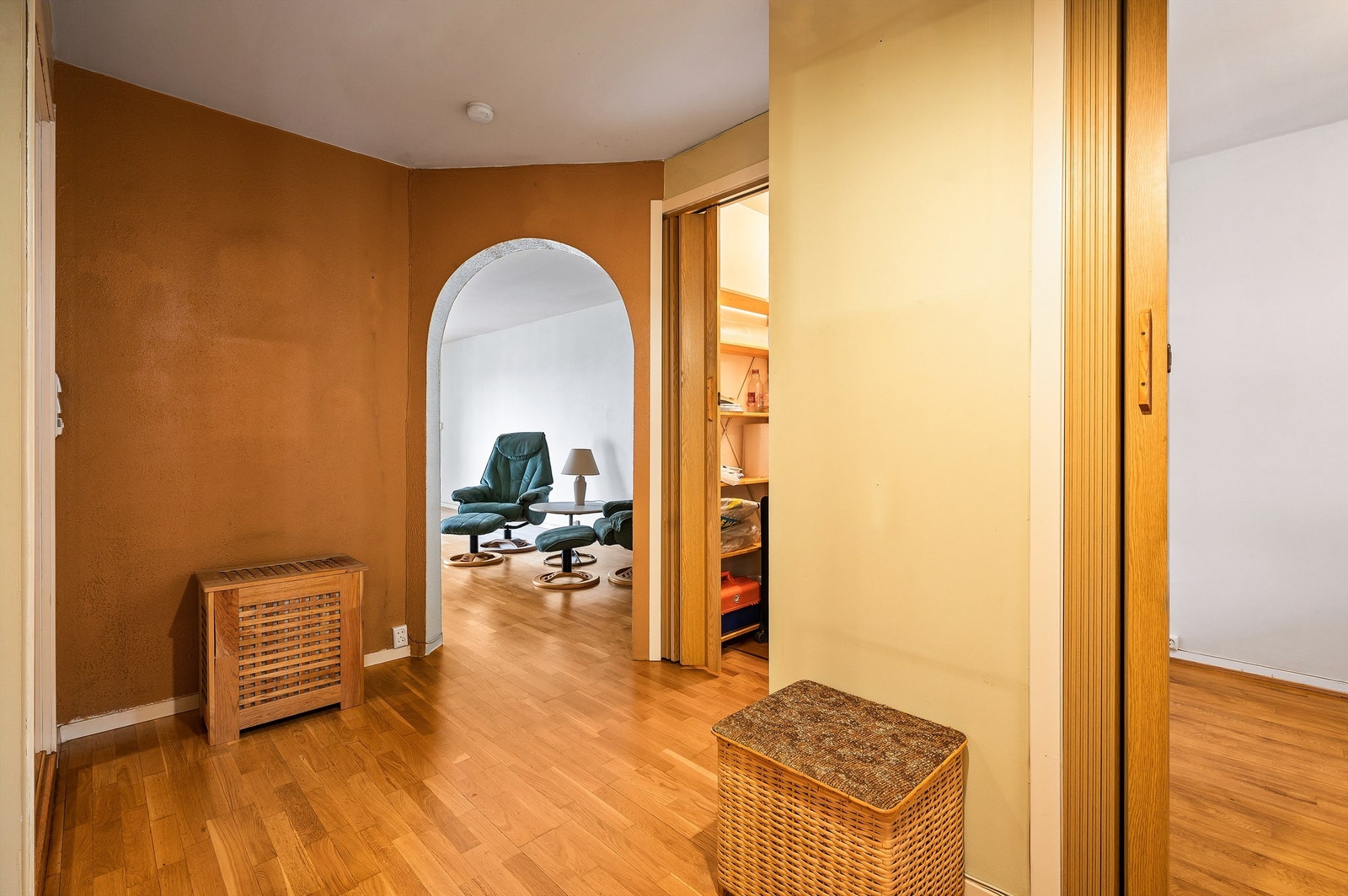 Leiligheten er velholdt og har kun hatt én eier siden leiligheten ble oppført i 1988. Galleribilde