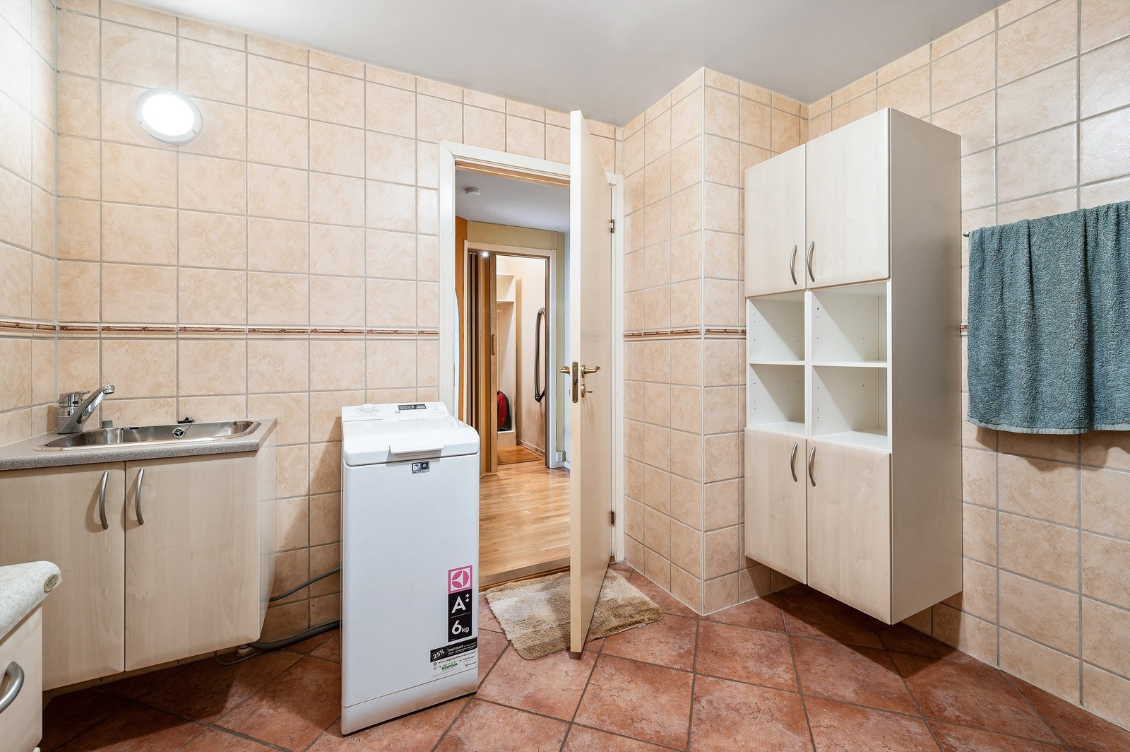 Det er opplegg for vaskemaskin. Vaskemaskinen medfølger. Galleribilde