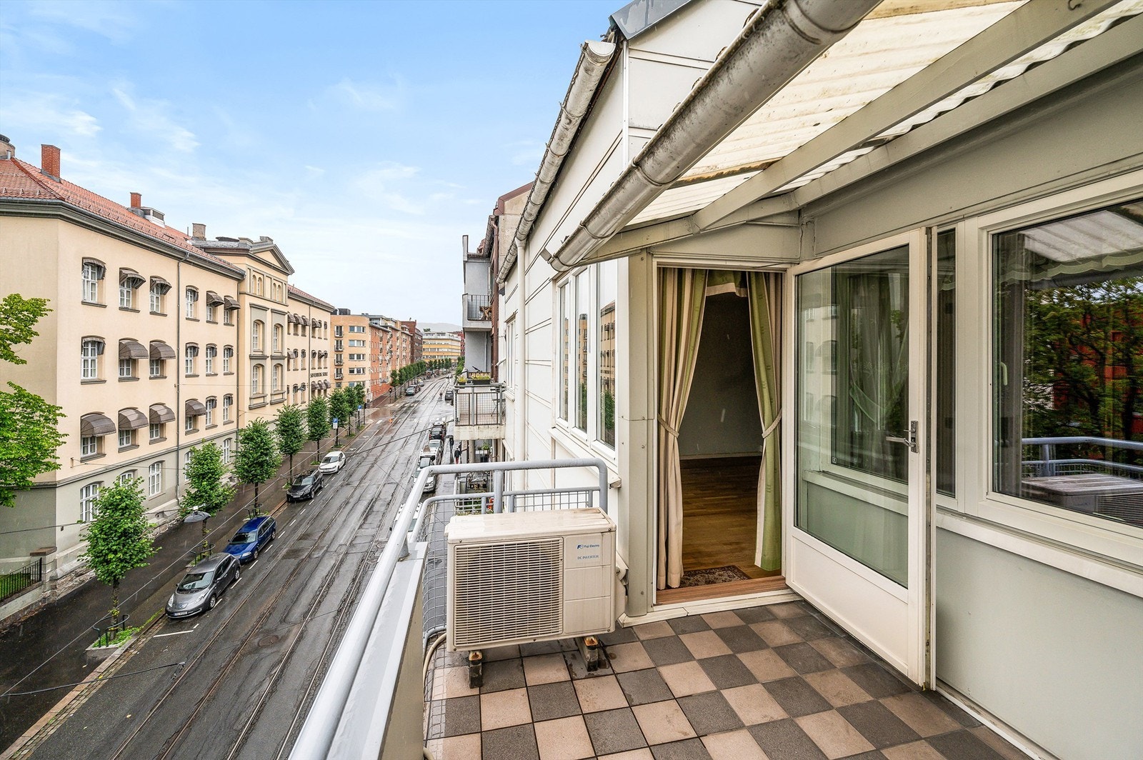 Balkongen er belagt med fliser. Aggregat til varmepumpe er plassert på balkongen. Det er installert stikkontakt for utebelysning. Galleribilde