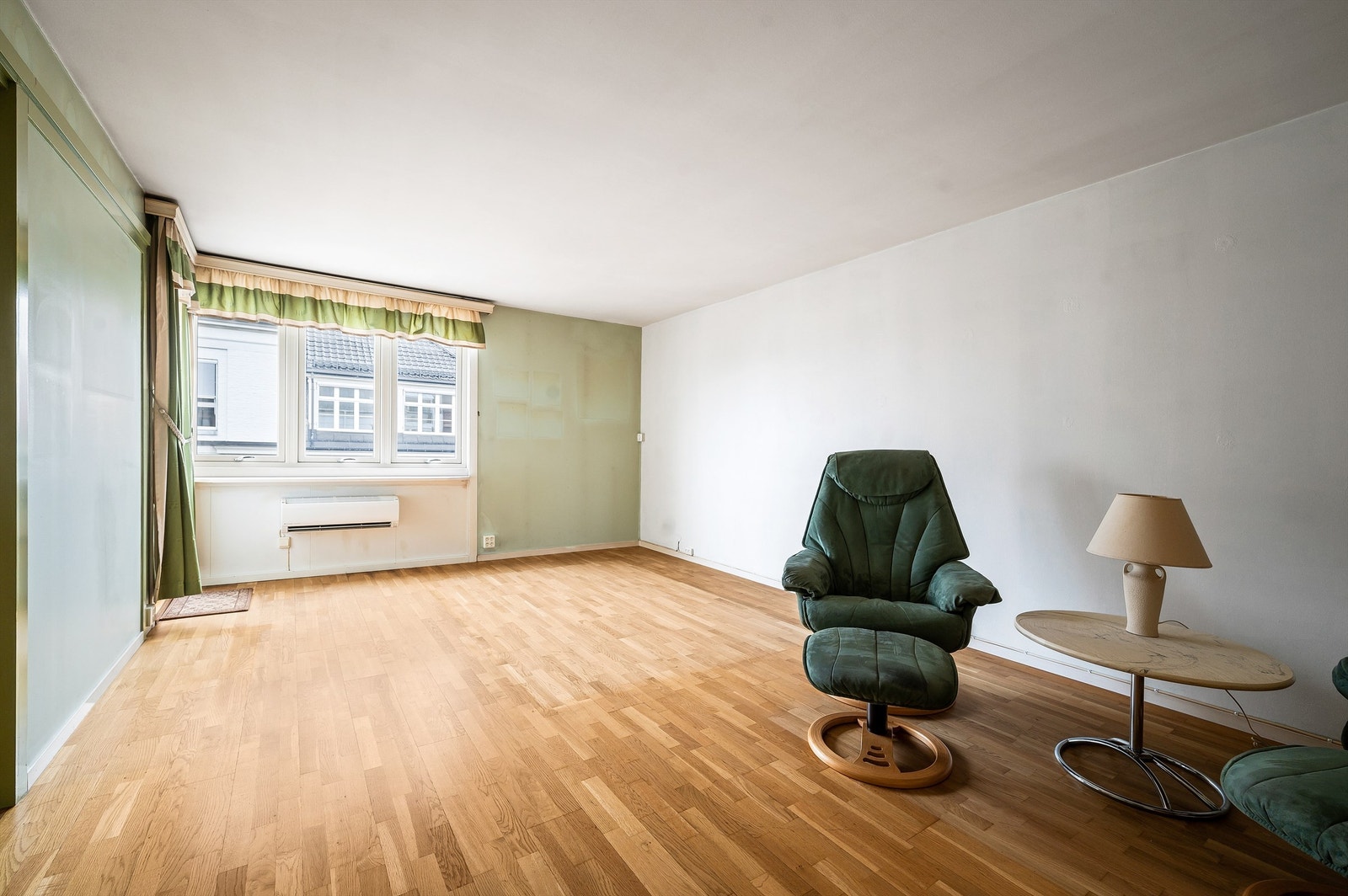 Stor og lys stue mot vest. Stuen oppleves luftig og åpen. Leiligheten er perfekt for deg som vil sette ditt eget preg på boligen. Galleribilde