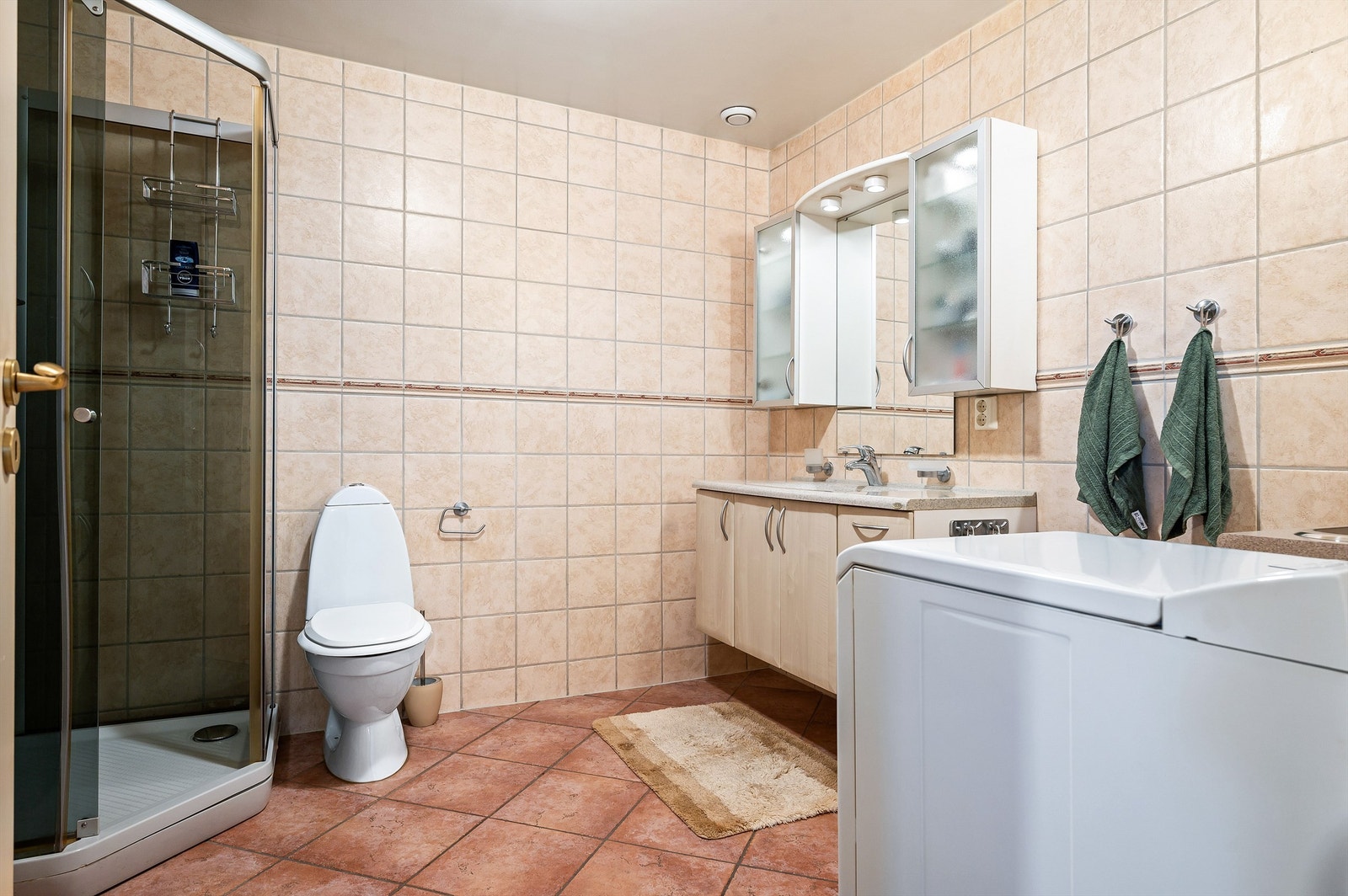 Leiligheten har et bad i svært god størrelse, med gulvvarme. Galleribilde