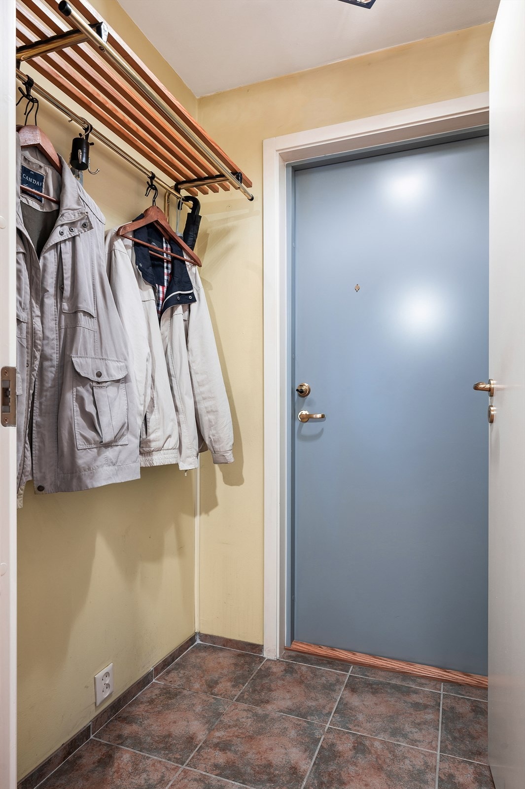 Flislagt entré med gulvvarme og plass til klesoppheng. Galleribilde